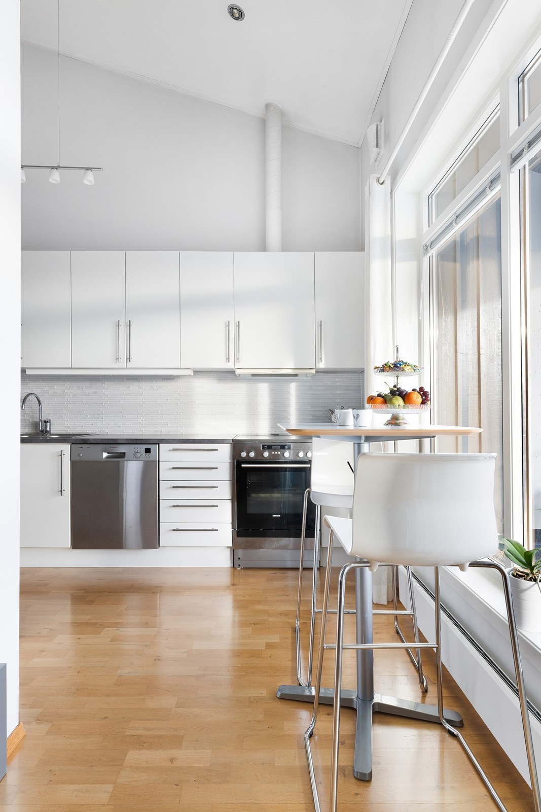 Lyst og stilrent kjøkken. Galleribilde