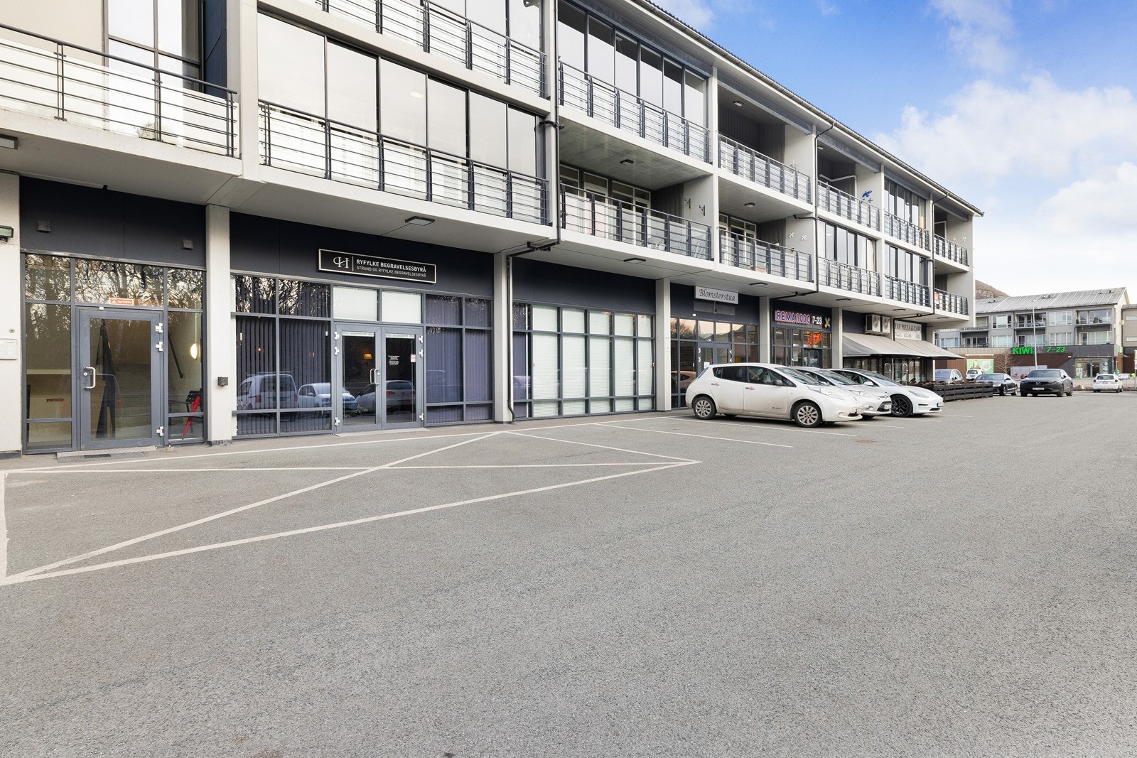 Remagården inneholder flere butikker, og man har kort vei til både bussholdeplass, park, skoleområdet og flotte turområder. Galleribilde