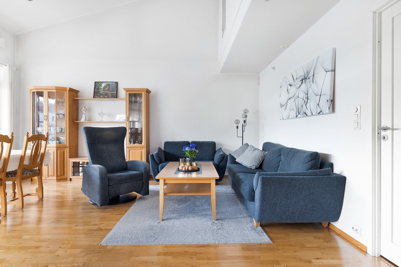 Lys og lekker stue med god takhøyde. Galleribilde