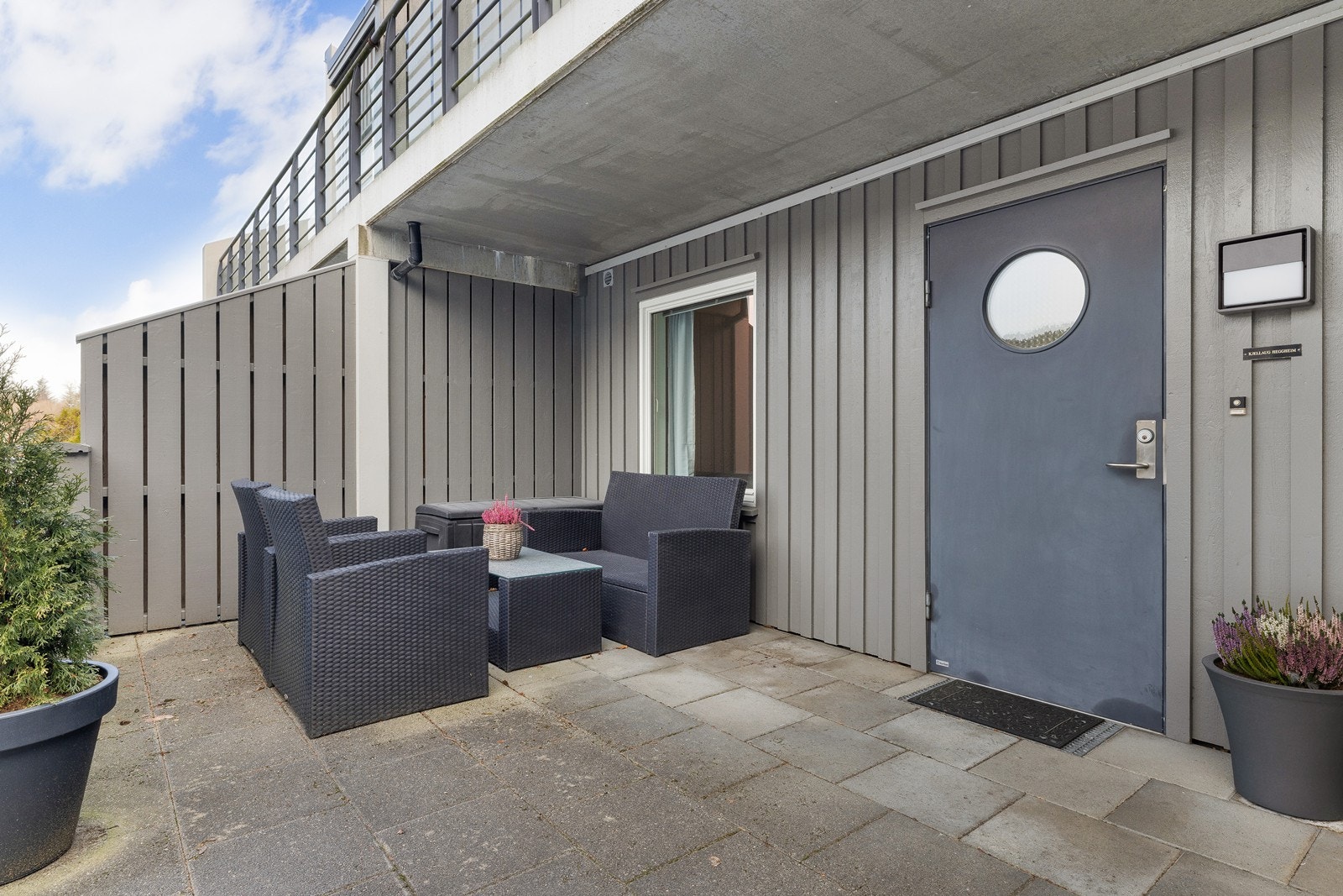 Man har flere kjekke oppholdsområder utendørs med terrasse og balkonger på begge sider av leiligheten Galleribilde