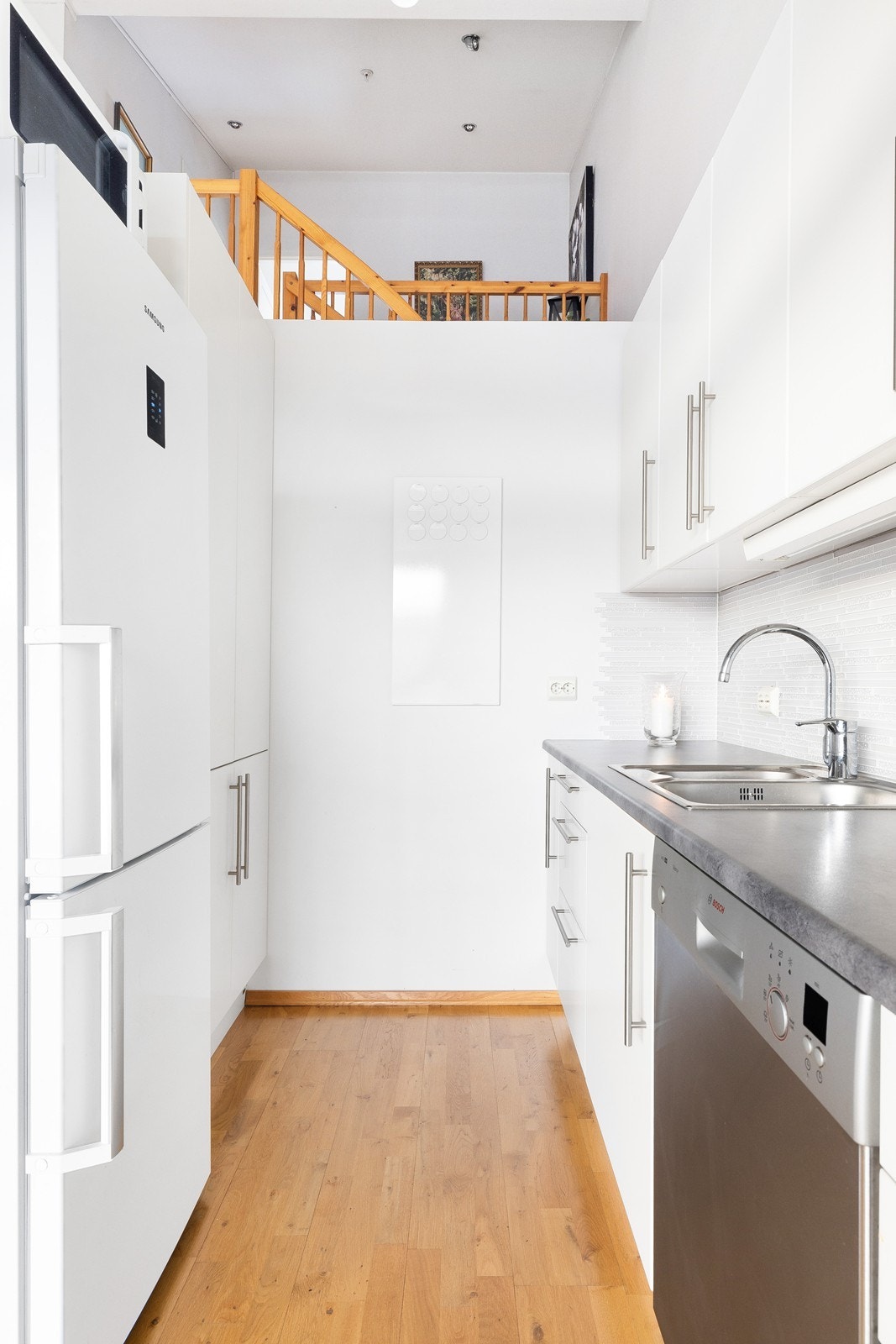 Kjøkkenet har åpen løsning til stuen, men har samtidig en skjermet sone Galleribilde