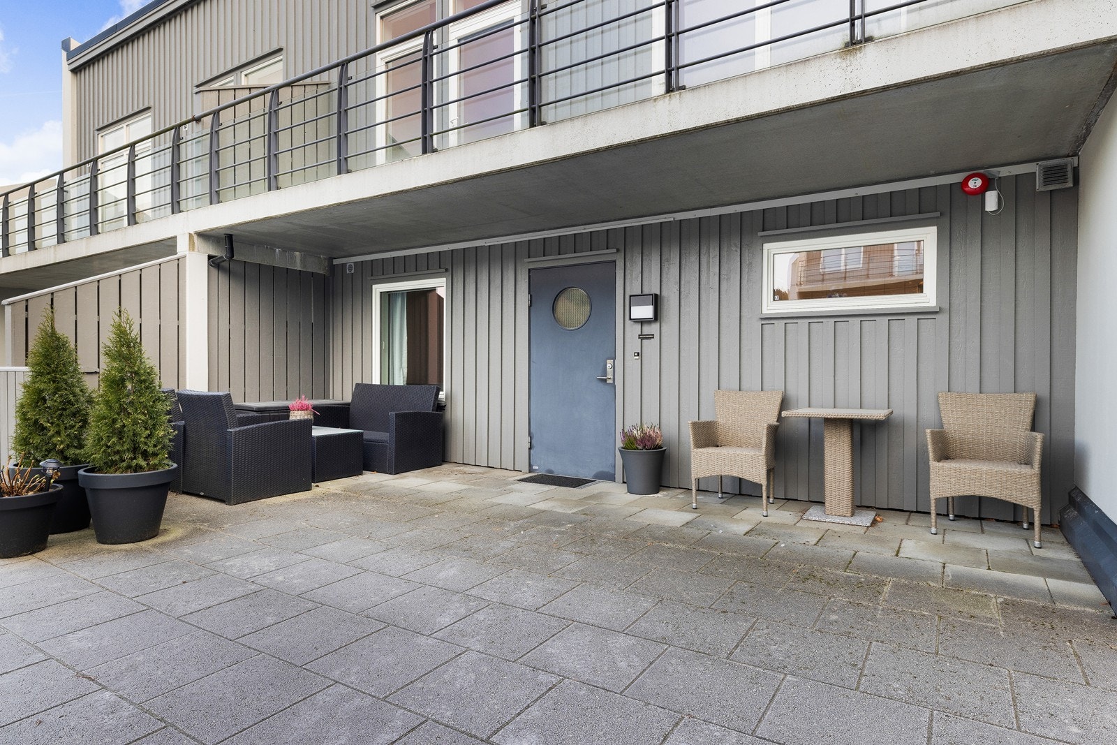 Eget inngangsparti med herlig uteplass som er delvis overbygget Galleribilde