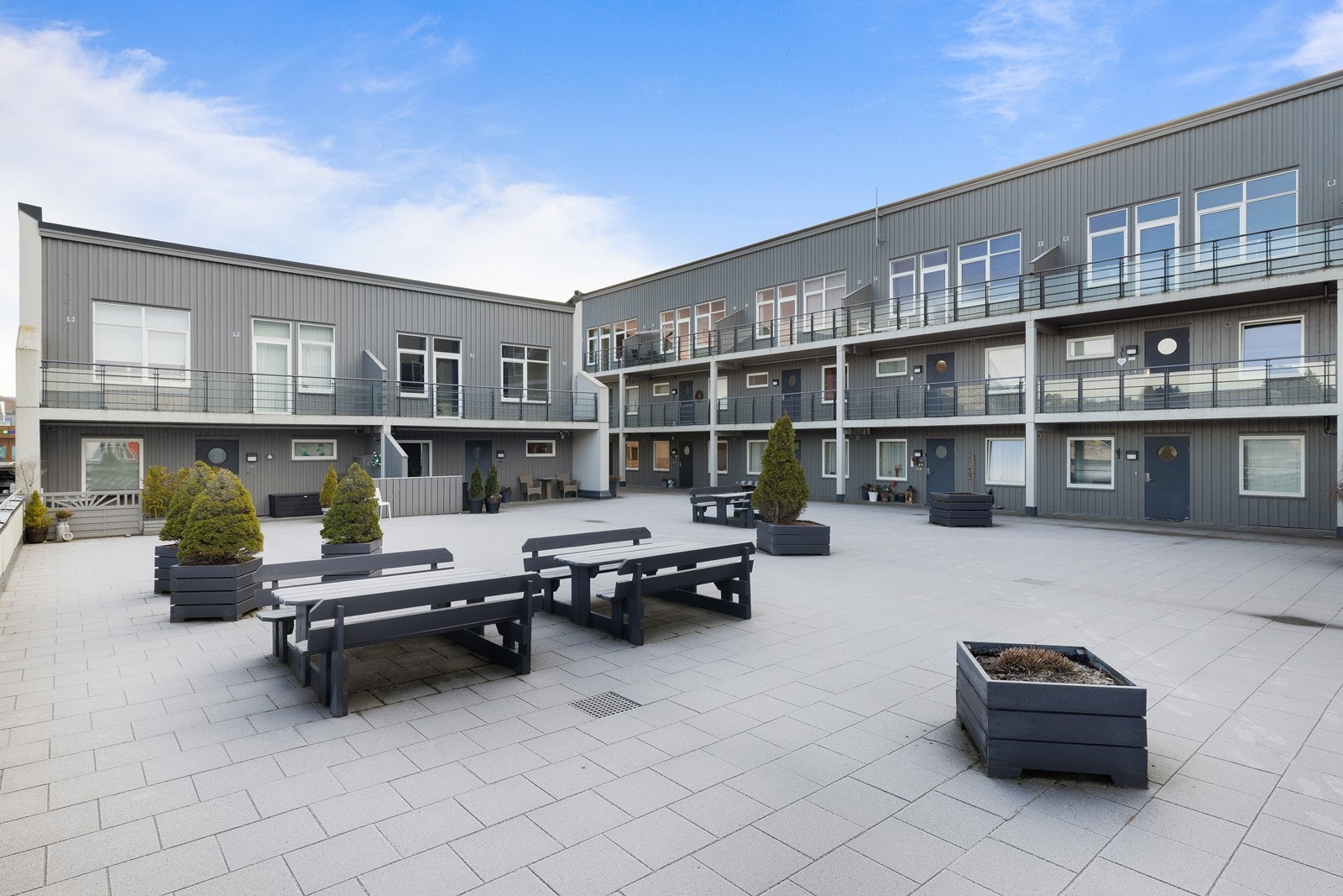 Man har et stort fellesområdet for beboerne som er møblert med bord og benker, og beplantet med vintergrønne trær som gir et lunt og trivelig preg året rundt. Galleribilde