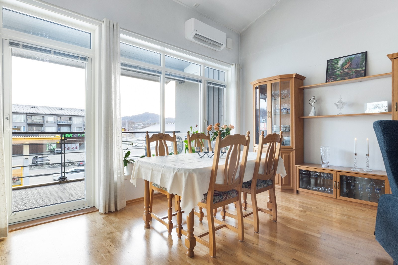 Det er luftige omgivelser med fin utsikt mot fjellene Galleribilde