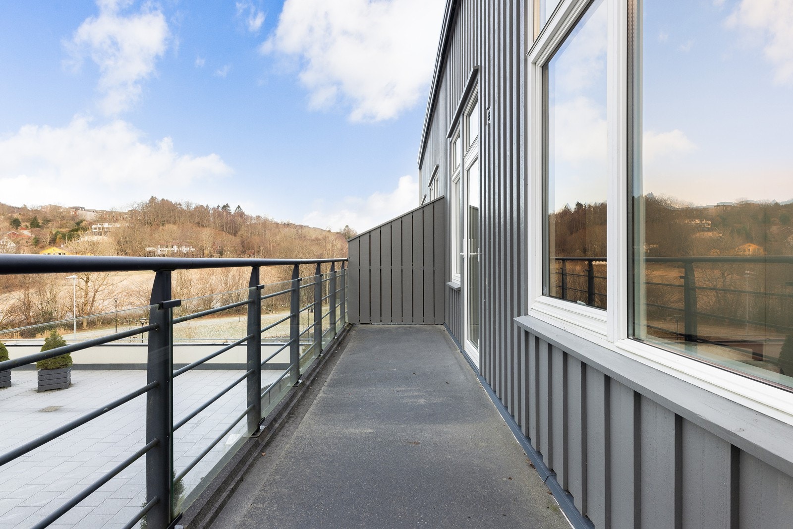 Balkongen her vender mot fellesområdet og har fin ettermiddagssol Galleribilde