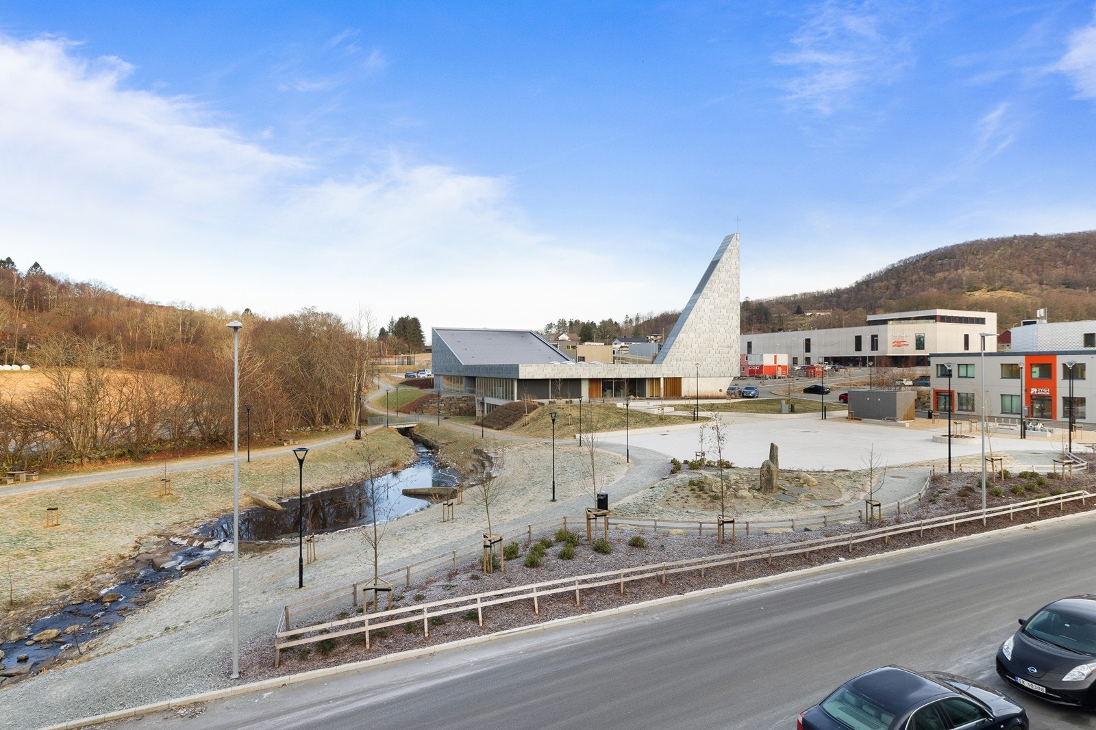 Trivelig nærområde like utenfor døra, med kort vei til torget i Tau sentrum, flotte turstier og den flotte Mølleparken ved Krossvannet Galleribilde
