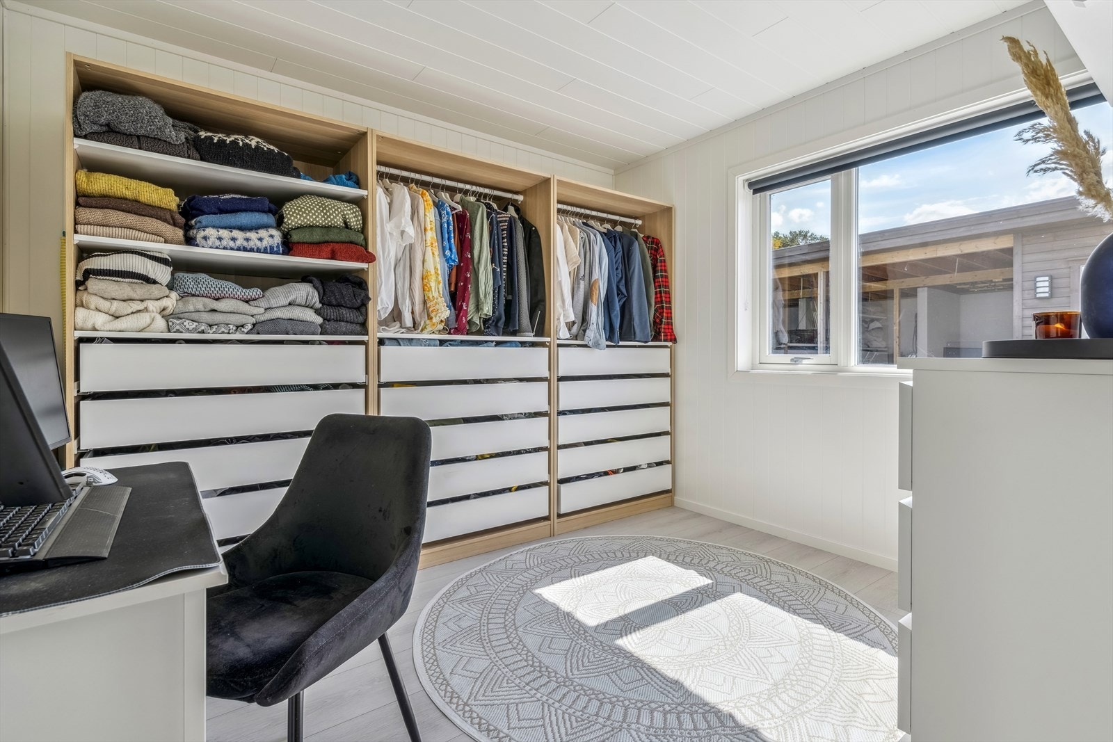 Soverom 3 av 3 brukes i dag som kontor/garderobe. (garderobeskap følger ikke med i handelen) Galleribilde