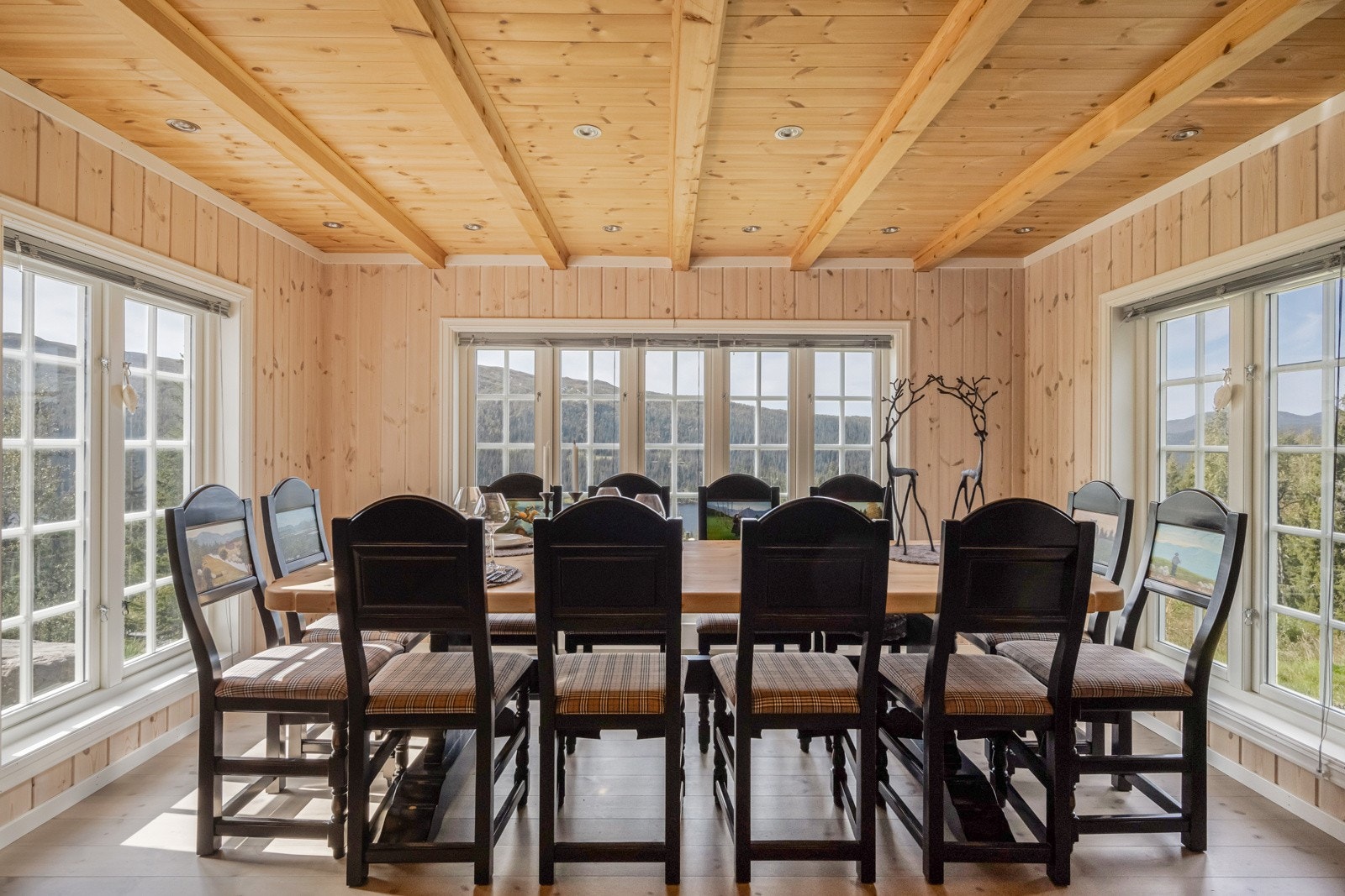 Her kan hele familien samles rundt spisebordet for hyggelige måltider - hele 12 sitteplasser Galleribilde