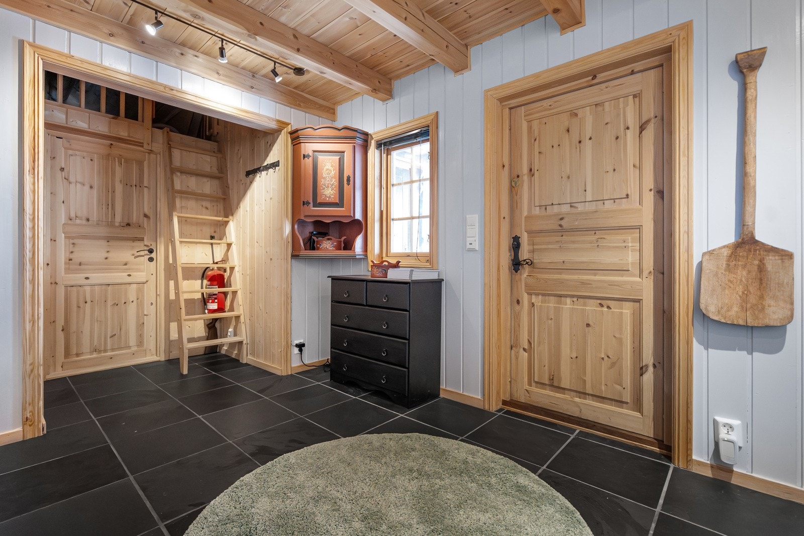 Romslig gang med trapp opp til hems med lagrinsmuligheter Galleribilde