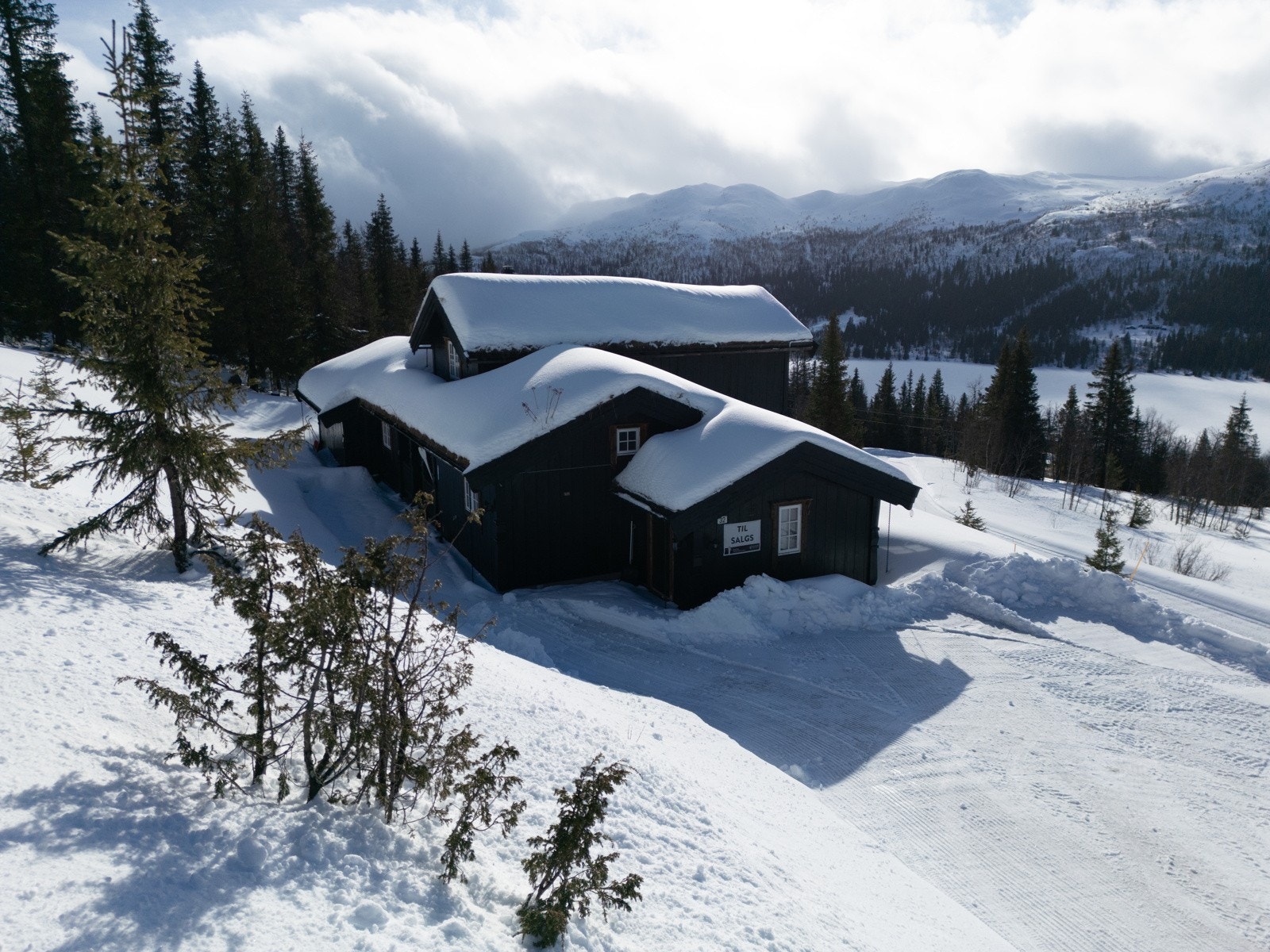 Hytta ligger fint til i terrenget uten naboer tett inntil Galleribilde
