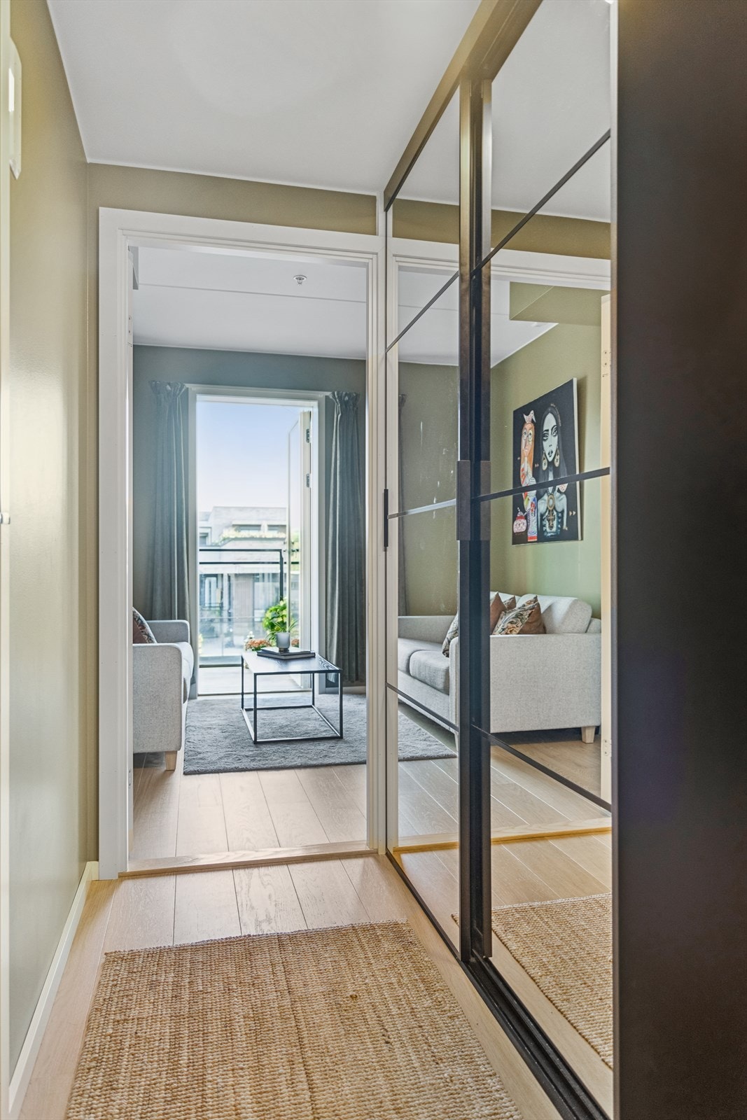 Innbydende entré med stor skyvedørsgarderobe. Galleribilde