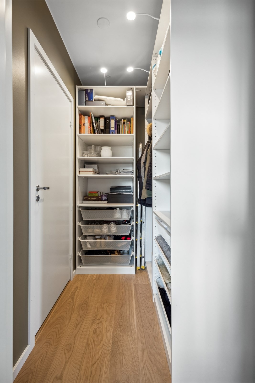 Walk-in-garderobe med oppbevaringsplass. Galleribilde