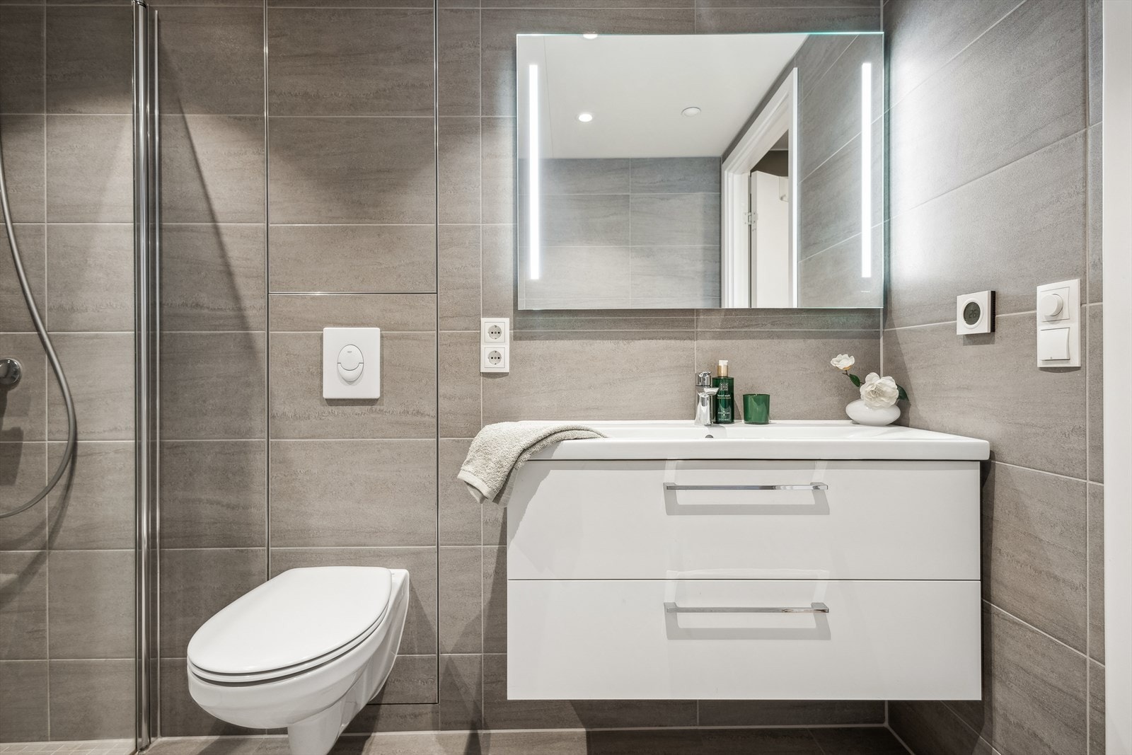 Delikat flislagt baderom. Galleribilde