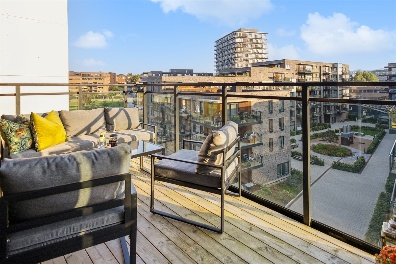 Fra stuen er det utgang til en herlig og skjermet balkong med fritt utsyn. Her sitter man usjenert uten innsyn. Galleribilde