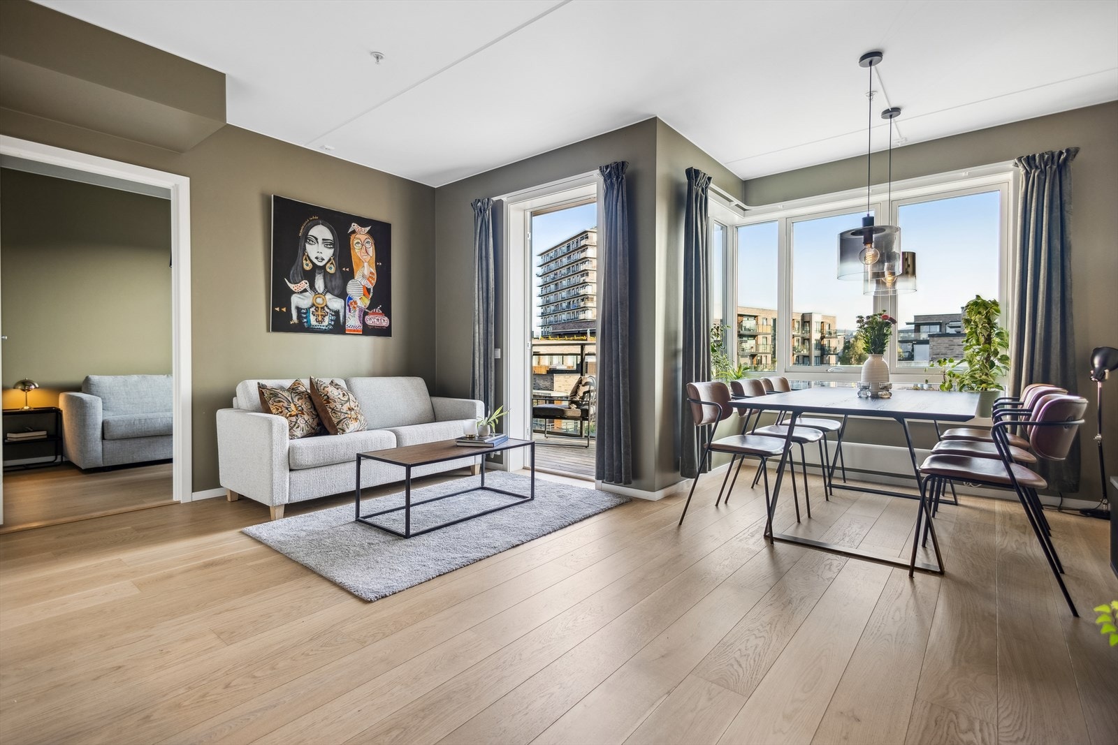 Store vindusflater gir godt med naturlig lys og flott utsyn. Galleribilde