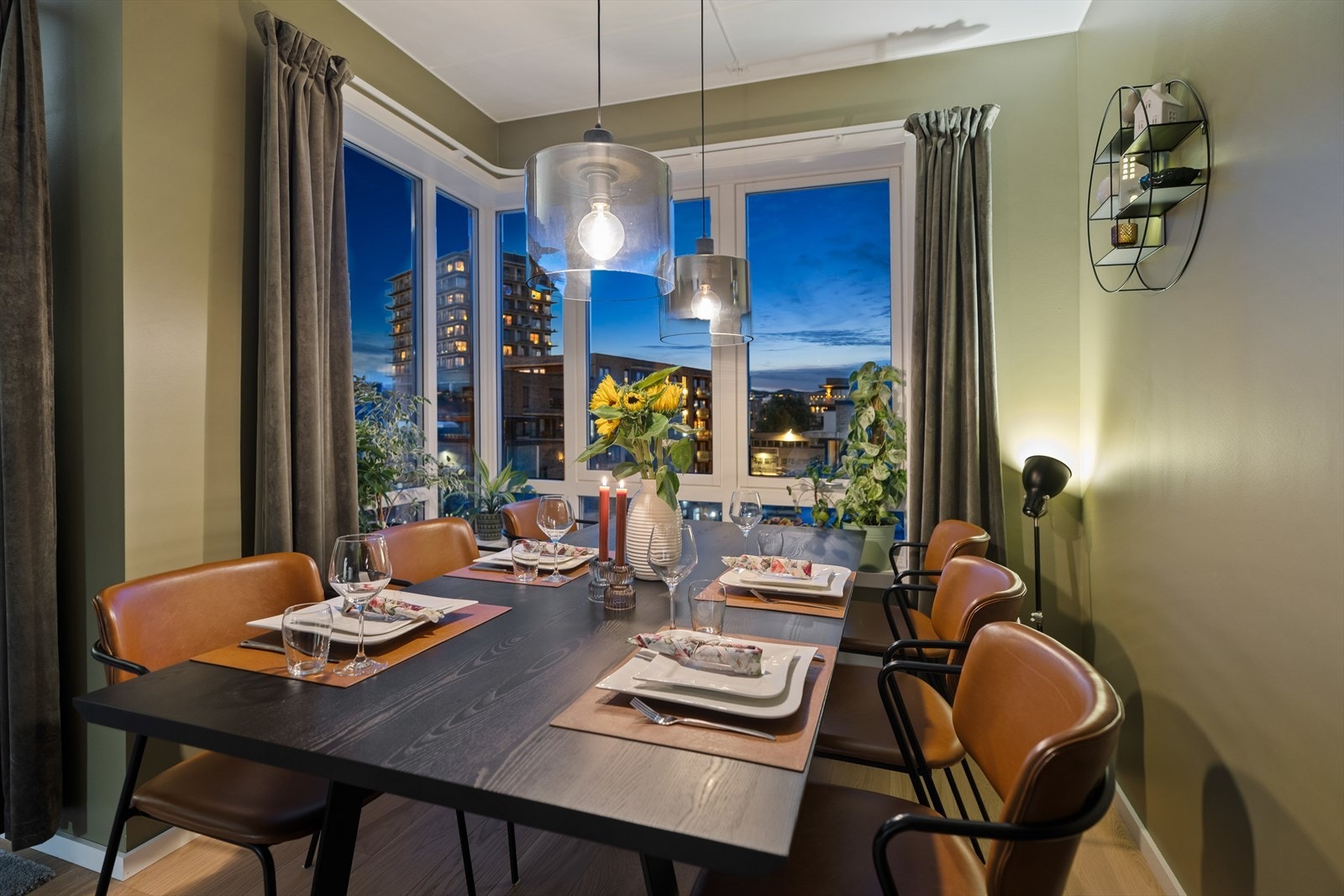 Boligen holder en svært god standard og er innflytningsklar.
Nybyggarantien gjelder frem til 2027. Galleribilde