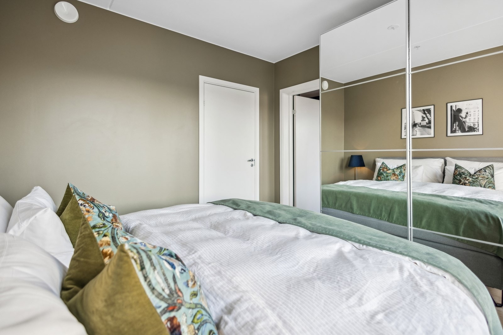 Det er installert skyvedørsgarderobe med god oppbevaringsplass. Galleribilde