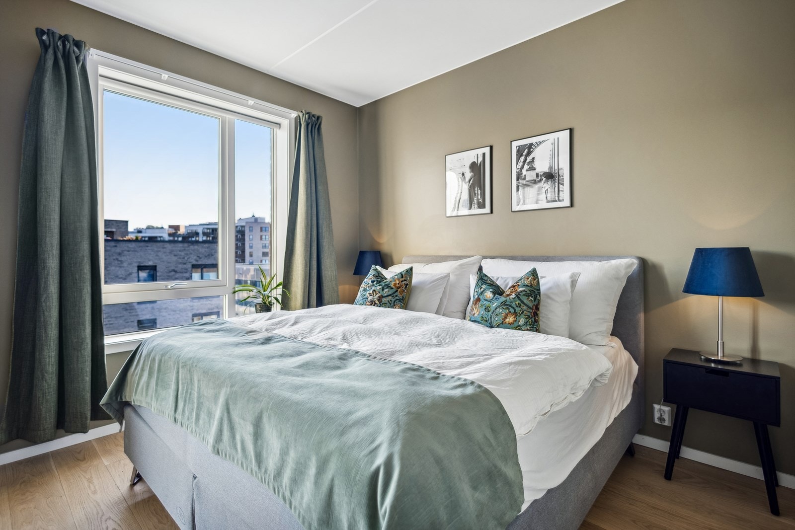 Lyst og luftig hovedsoverom med god plass til stor seng og tilhørende møblement. Galleribilde