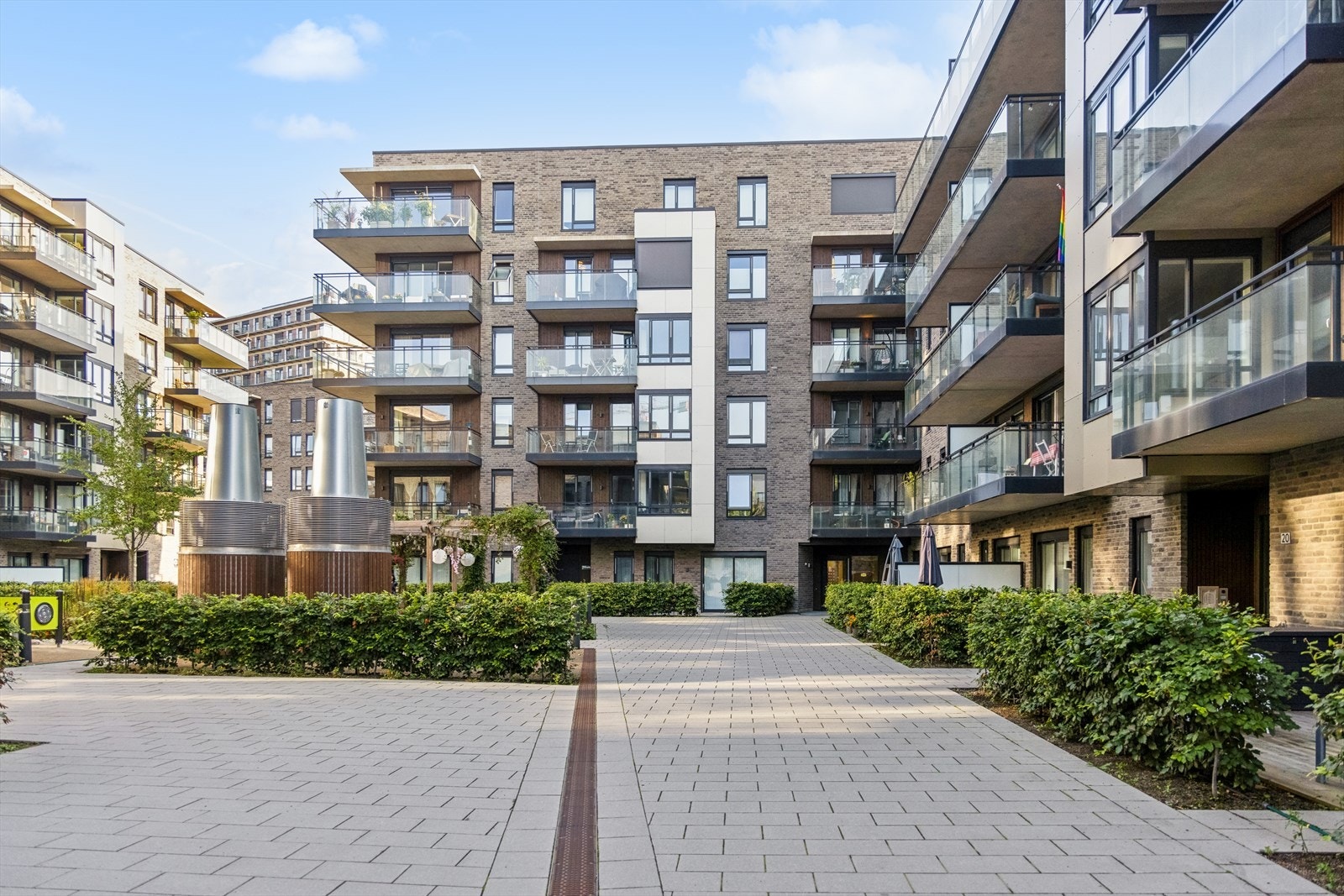 Her bor man sentralt, men samtidig i rolig og skjermet boligområde. Fellesarealene er pent opparbeidet med bl.a. brostein og diverse beplantning. Galleribilde