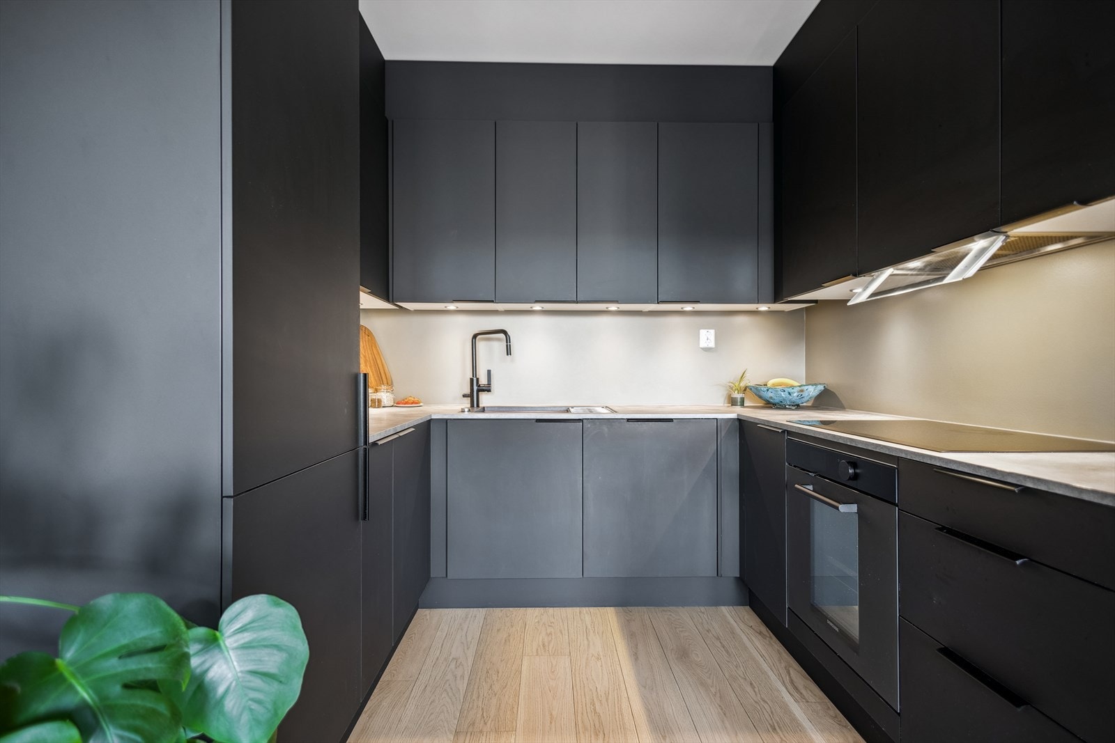 Lekkert oppgradert kjøkken fra AUBO i serien Sense. Kjøkkenet er påkostet med eksklusive integrerte hvitevarer. Galleribilde