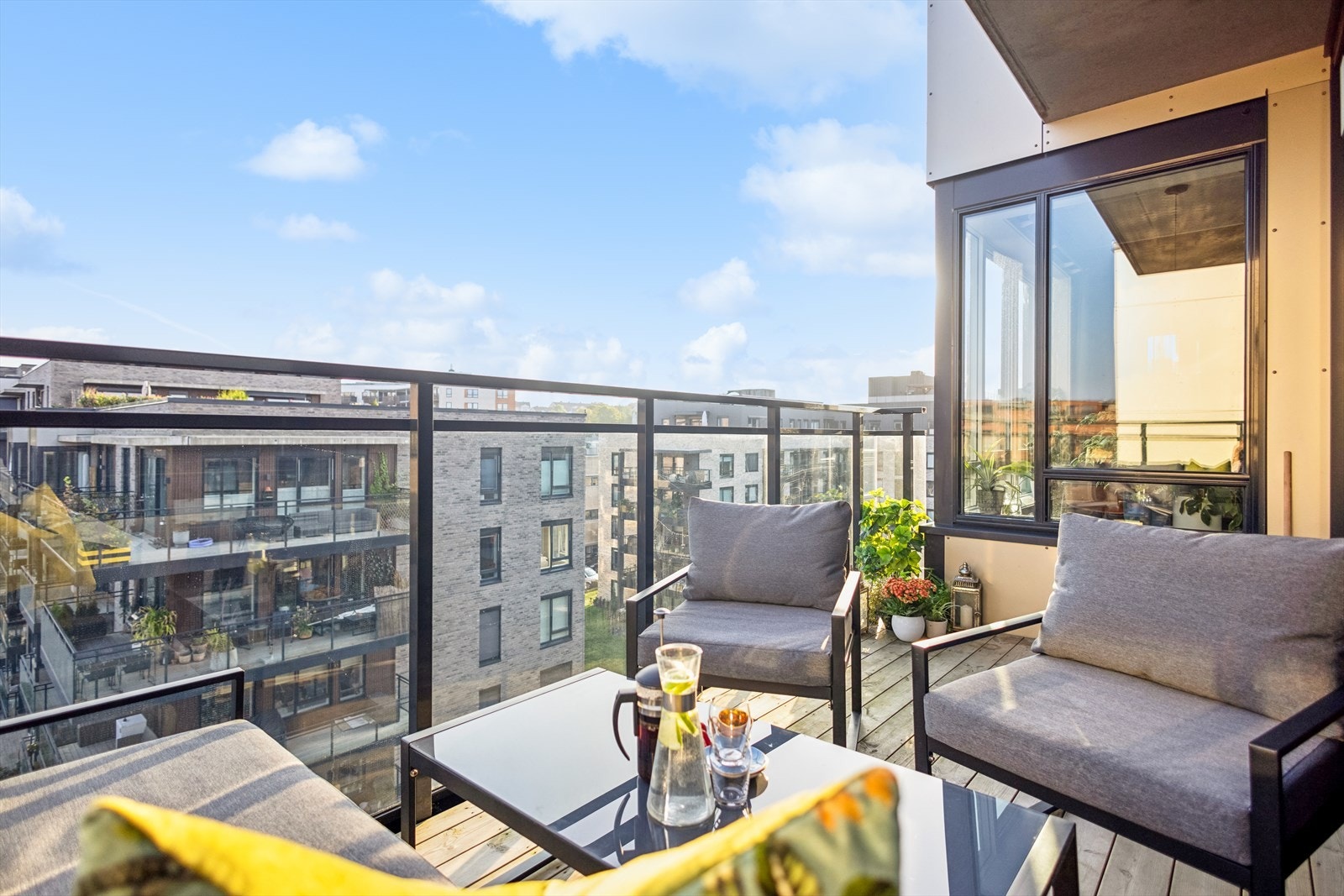 Det er god plass til utemøblement, grill etc. Galleribilde