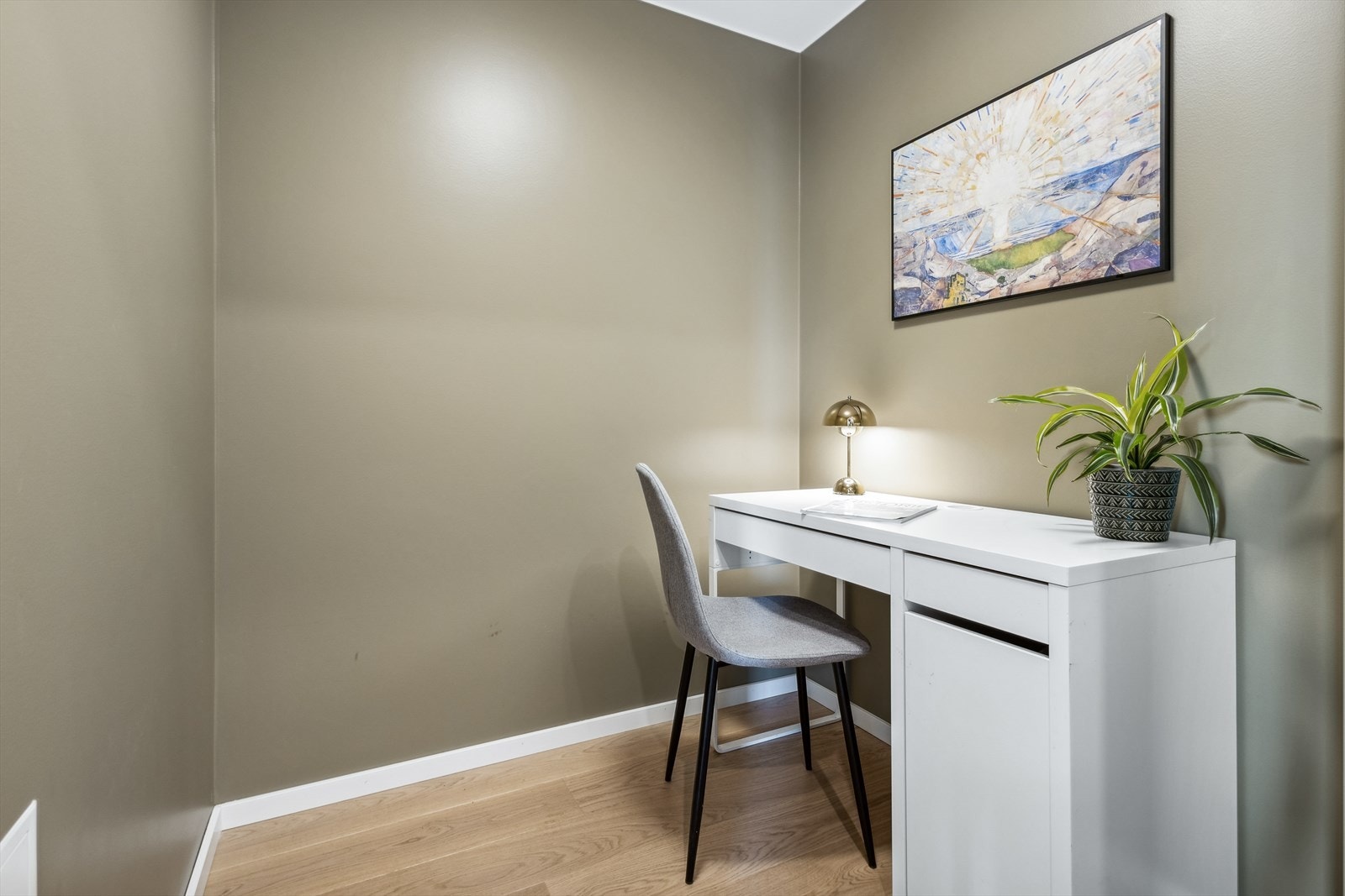 Leiligheten har en romslig innvendig bod. Denne er idag innredet som et kontor. Galleribilde