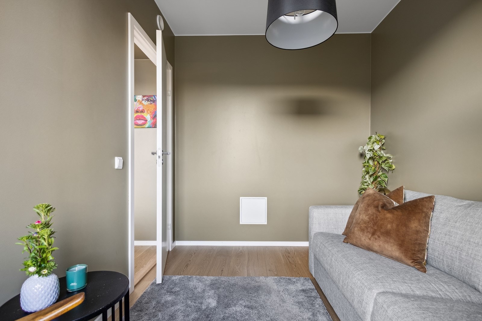 Leiligheten har en god standard på innredning og utstyr og er malt i tidsmoderne fargevalg. Galleribilde