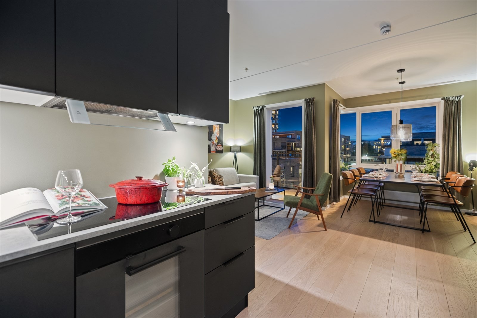 Kjøkkenet er i delvis åpen løsning med stuen, noe som gir en god romfølelse og fin atmosfære. Galleribilde