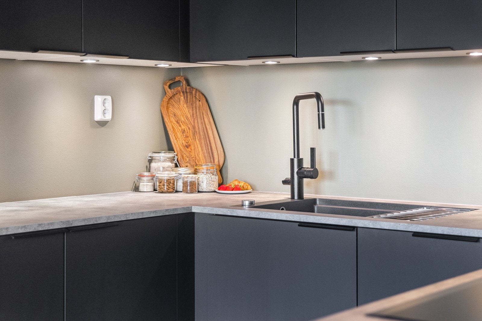 Kjøkkenet har god skap- og benkeplass og praktisk takhøy innredning. Galleribilde