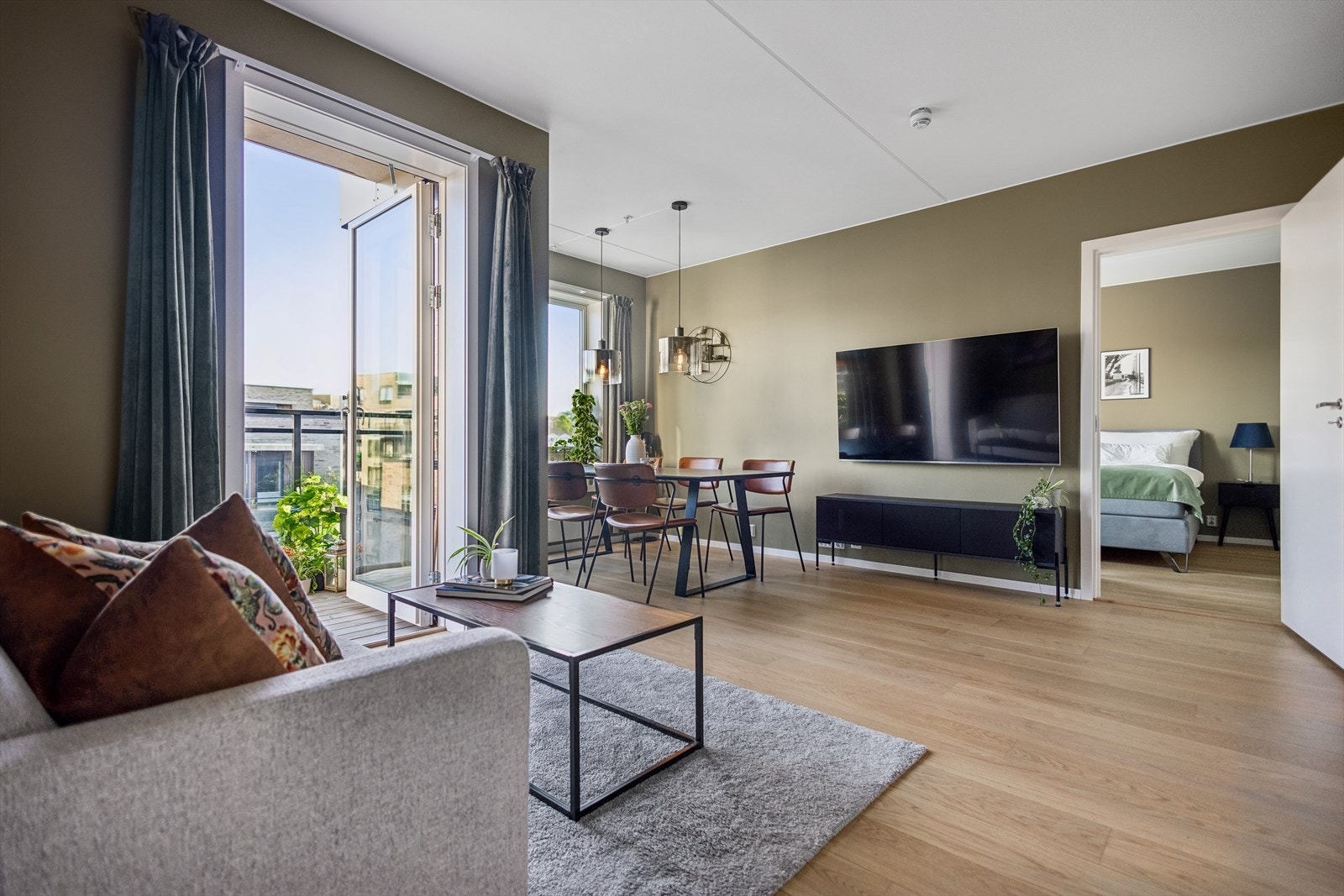 Det er gode møbleringsmuligheter i stuen med god plass for sofa og spisegruppe. Galleribilde