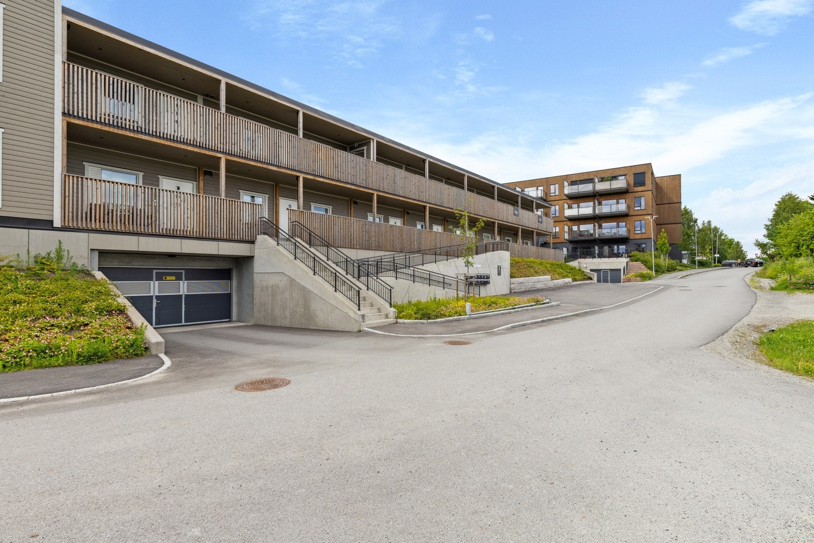 Innkjøring til garasjekjeller via automatisk port. Galleribilde