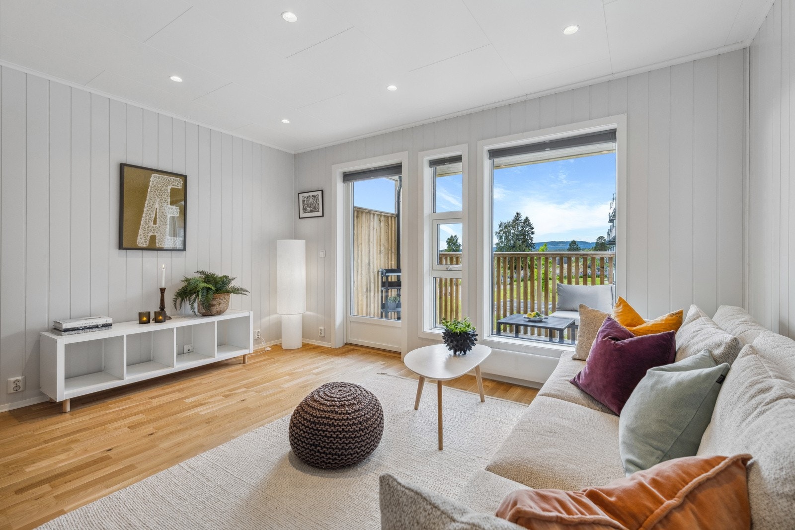 Foran vinduene er det montert stilrene plissegardiner som skjermer godt for solen på de varmeste dagene Galleribilde