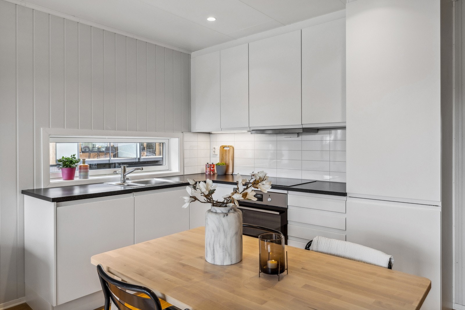 Det er satt inn flisimiterte kitchenboards mellom over- og underskap, samt belysning. Av utstyr medfølger integrert platetopp, stekeovn, oppvaskmaskin, samt kombinert kjøle- og fryseskap. Galleribilde