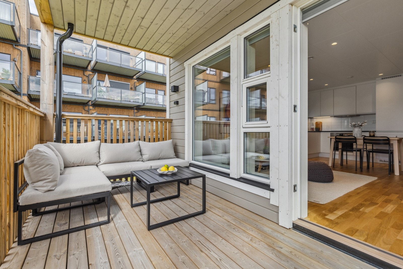 Fra stuen er det utgang til en solrik vestvendt balkong på ca. 9 kvm, hvor man kan nyte herlig ettermiddag- og kveldssol. Balkongen har dekke belagt med terrassebord og rekkverk i trekonstruksjon. Galleribilde