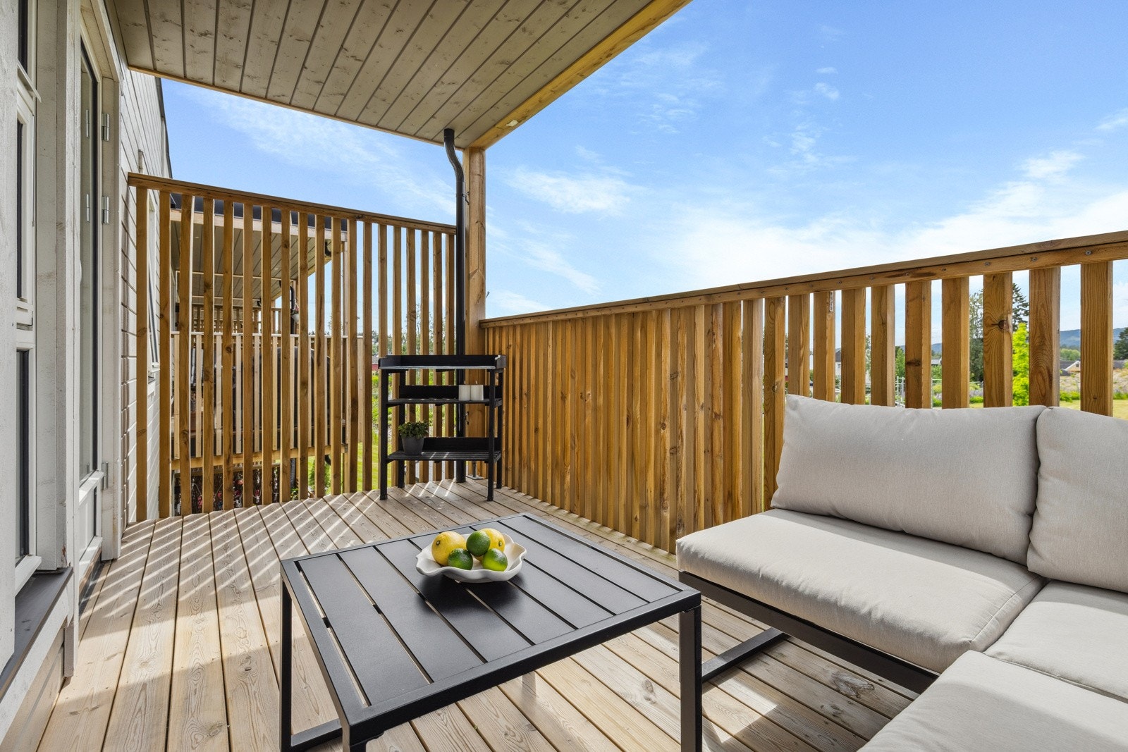 Fra stuen er det utgang til en vestvendt balkong på ca. 9 kvm, et perfekt sted å nyte late dager og sene kvelder. Galleribilde