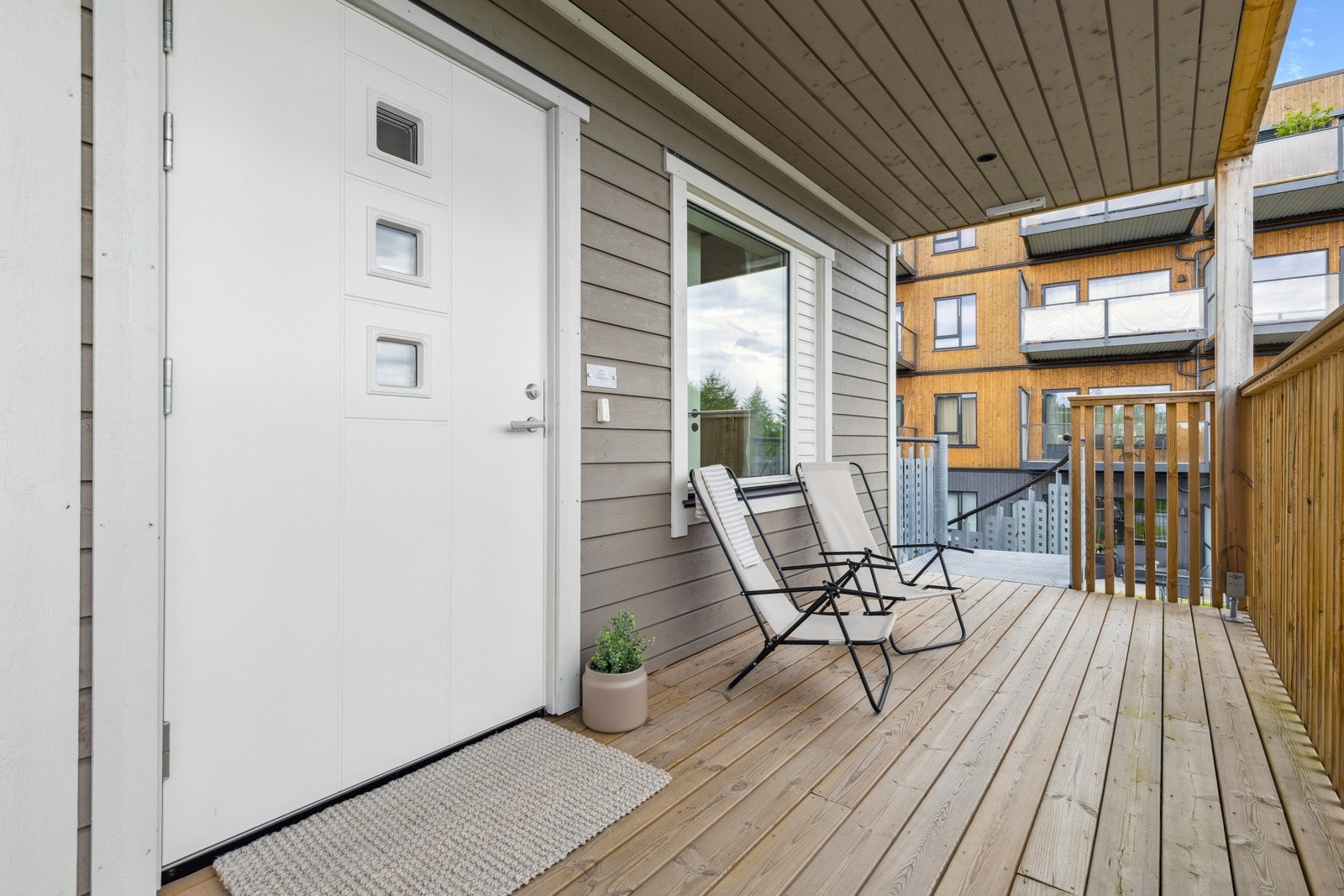 Et hyggelig inngangsparti via svalgang ønsker deg velkommen. Galleribilde