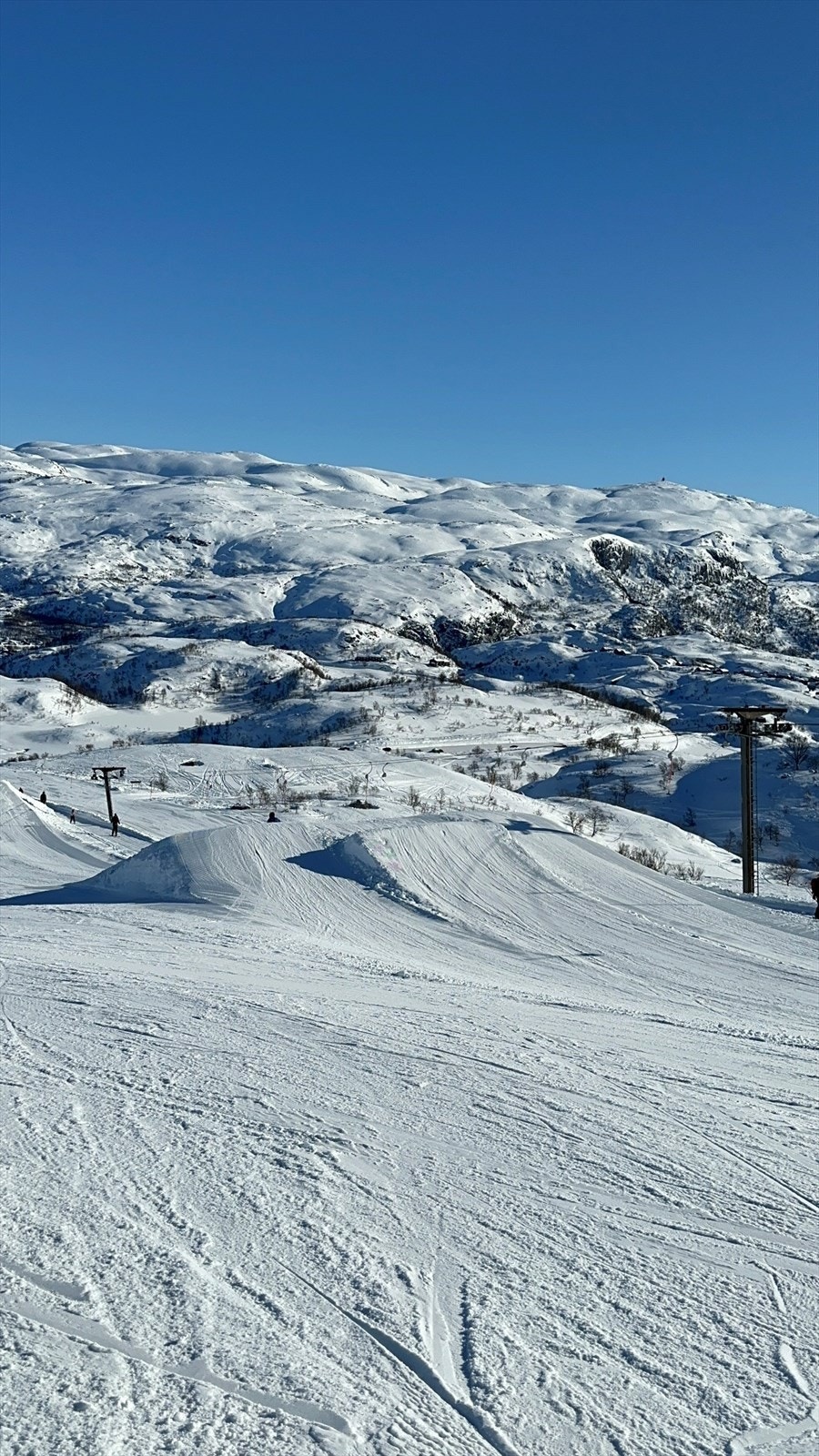 Kun 3 minutter fra hytten finner du Ådneram skitrekk med tre tallerkentrekk, gratis barnetrekk og seks flotte nedfarter - ideelt for både nybegynnere og erfarne skiløpere. Galleribilde