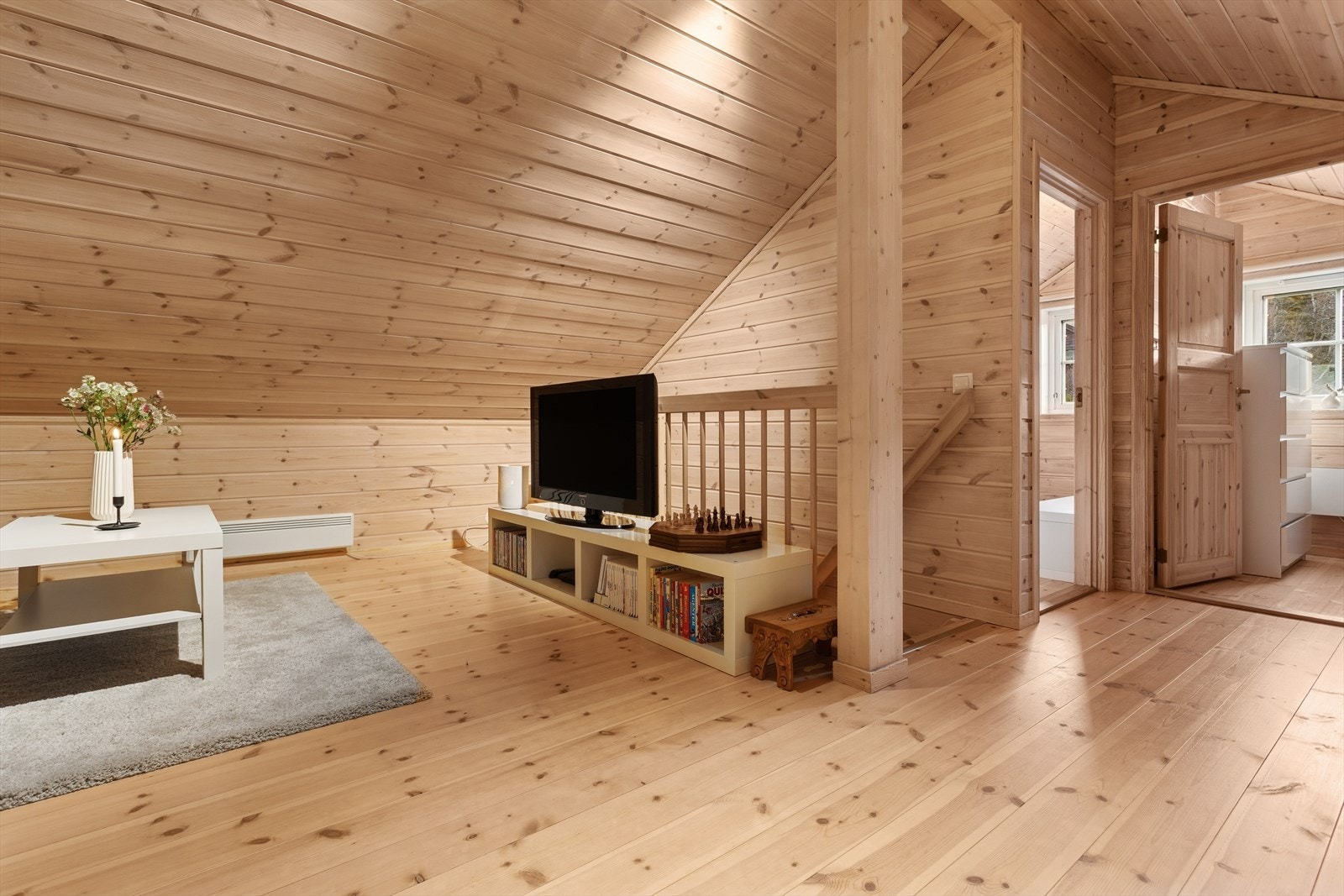 Loftsetasjen byr på ytterligere tre soverom og en koselig loftstue. Galleribilde