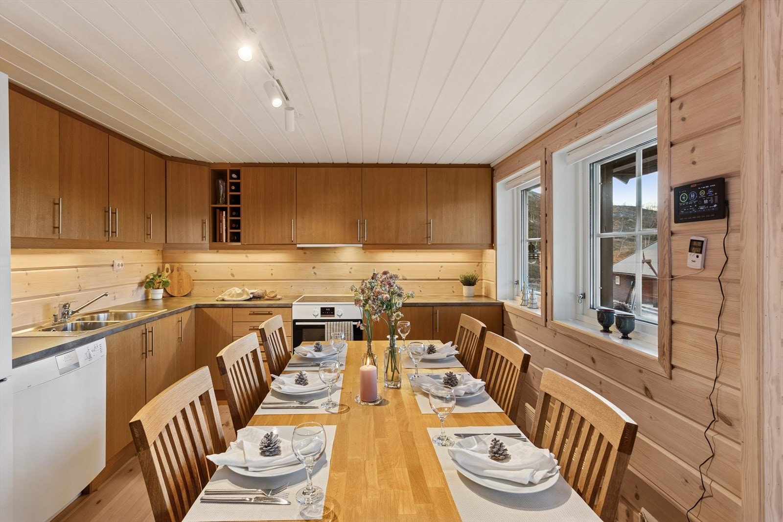 Kjøkkenet er praktisk og funksjonelt med slette fronter, laminat benkeplate og god plass til hvitevarer. Galleribilde