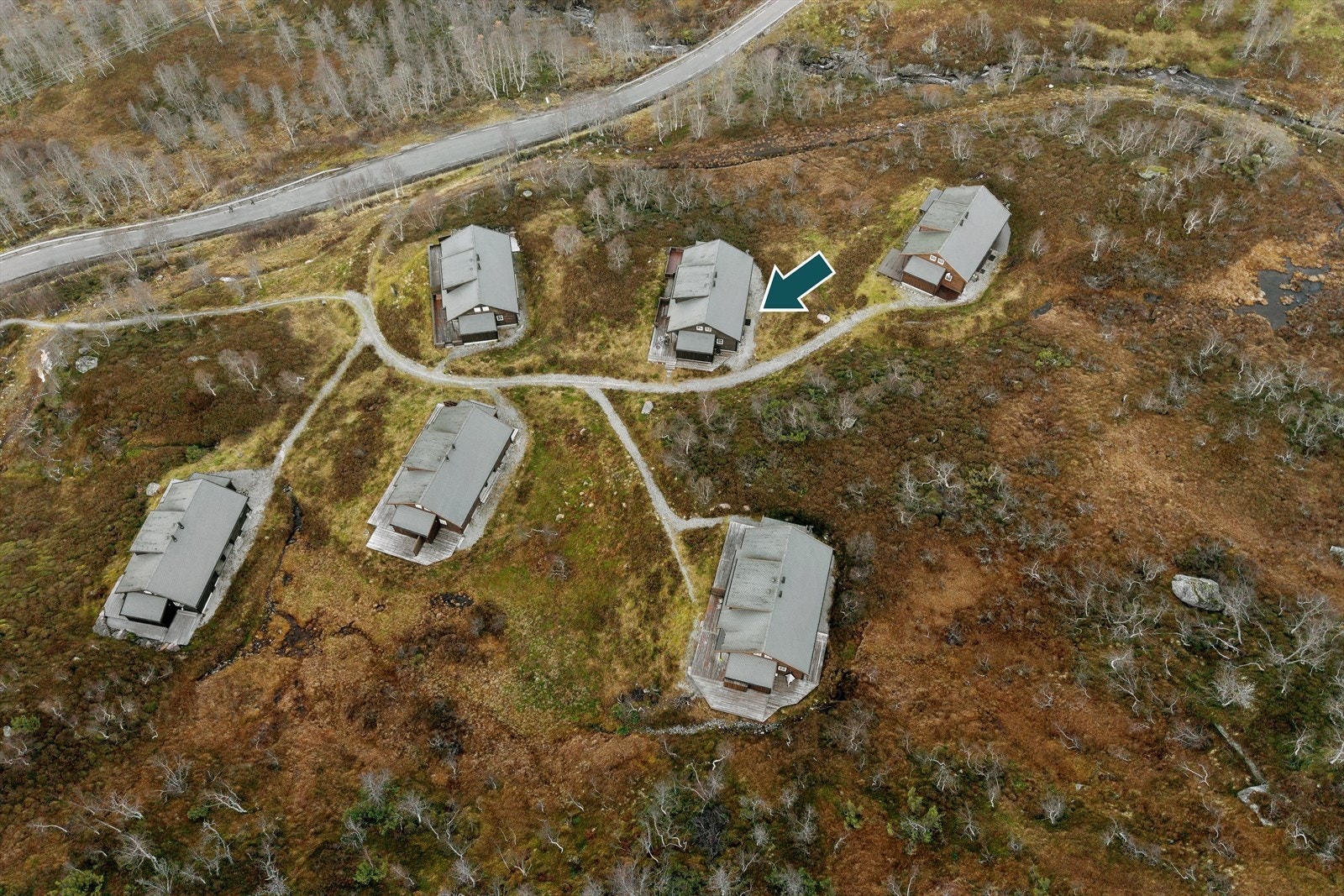 Oversiktsbilde med pilmarkering til eiendommen. Galleribilde