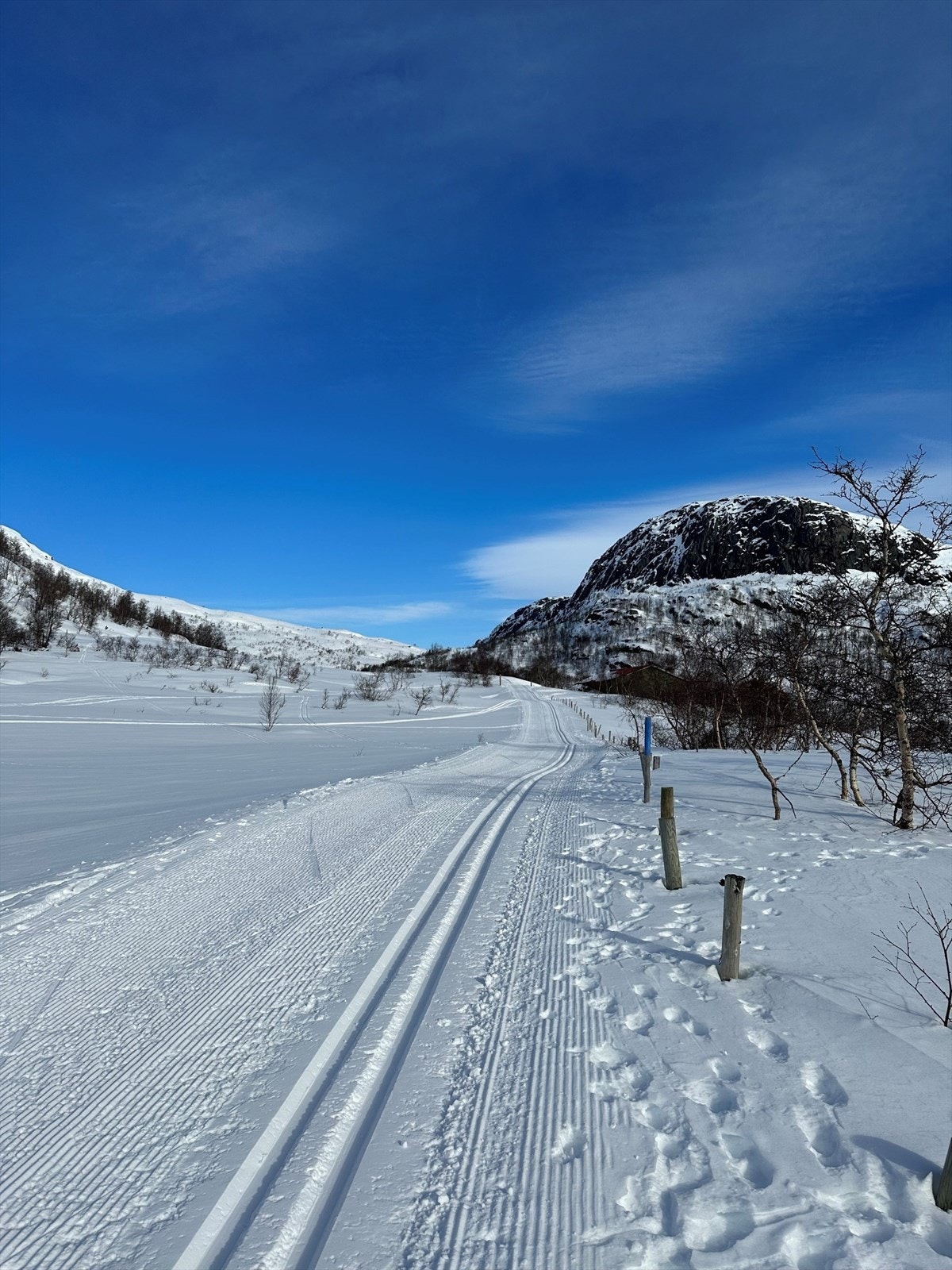Nærmeste langrennsløype ligger bare 45 meter fra hytten og gir tilgang til et omfattende løypenettverk i Sirdals vakre vinterlandskap. Galleribilde