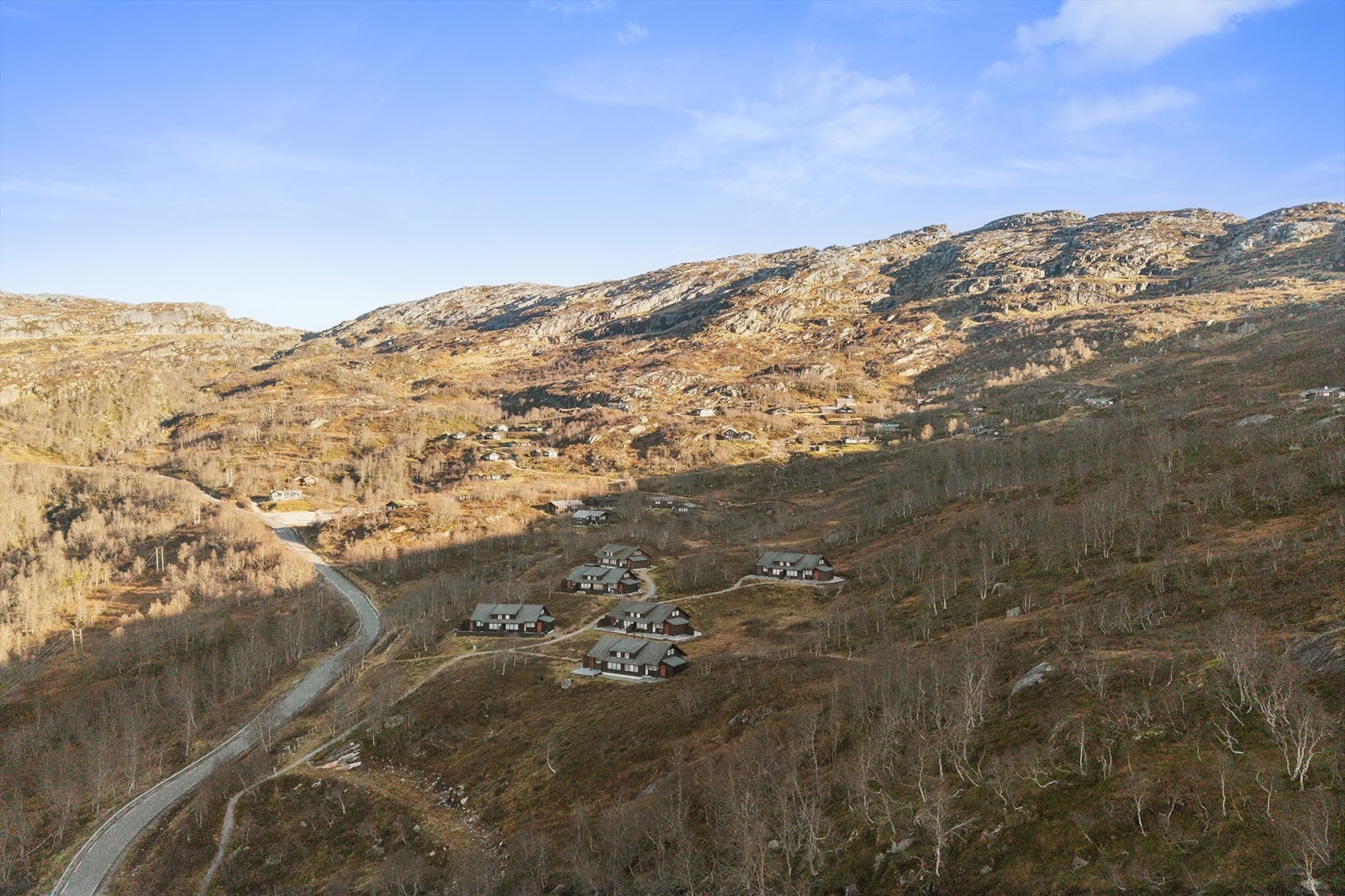 Området er ideelt for vintersportentusiaster, med nærmeste langrennsløype kun 45 meter unna boligen. Ådneram skitrekk, ligger bare 3 minutters kjøring fra eiendommen. Galleribilde