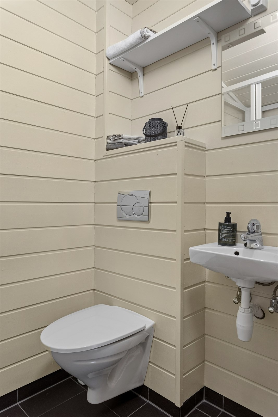 Begge badene har flislagt gulv med varmekabler. Galleribilde