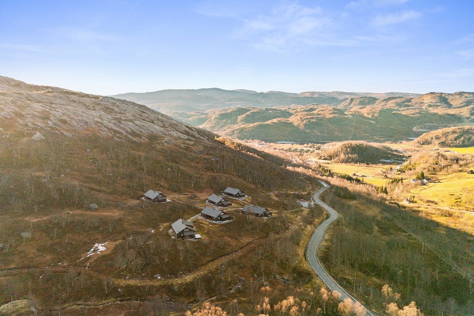 Fritidsboligen ligger i naturskjønne omgivelser på Tjørhom i Sirdal kommune, med en høyde over havet på 688 meter og med fantastisk utsikt over nærliggende fjellandskap. Her får du en perfekt kombinasjon av ro, natur og nærhet til aktiviteter året rundt. Galleribilde