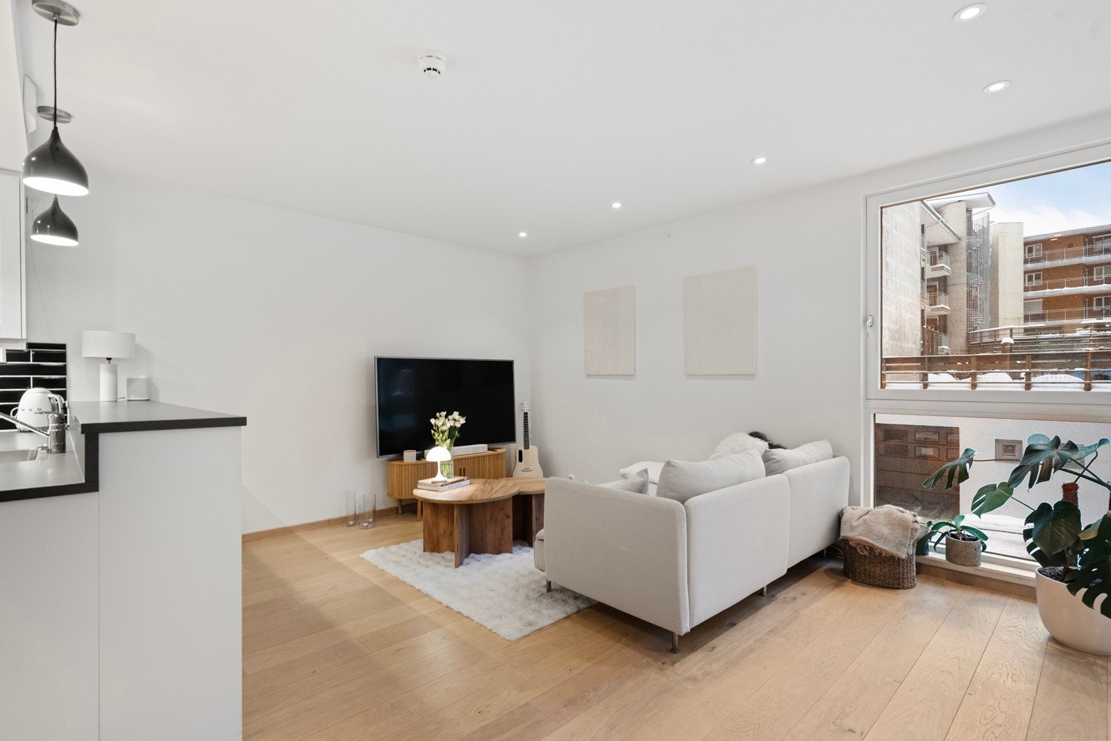 Store vindusflater i stuen gir godt med naturlig lys og en luftig romfølelse. Galleribilde