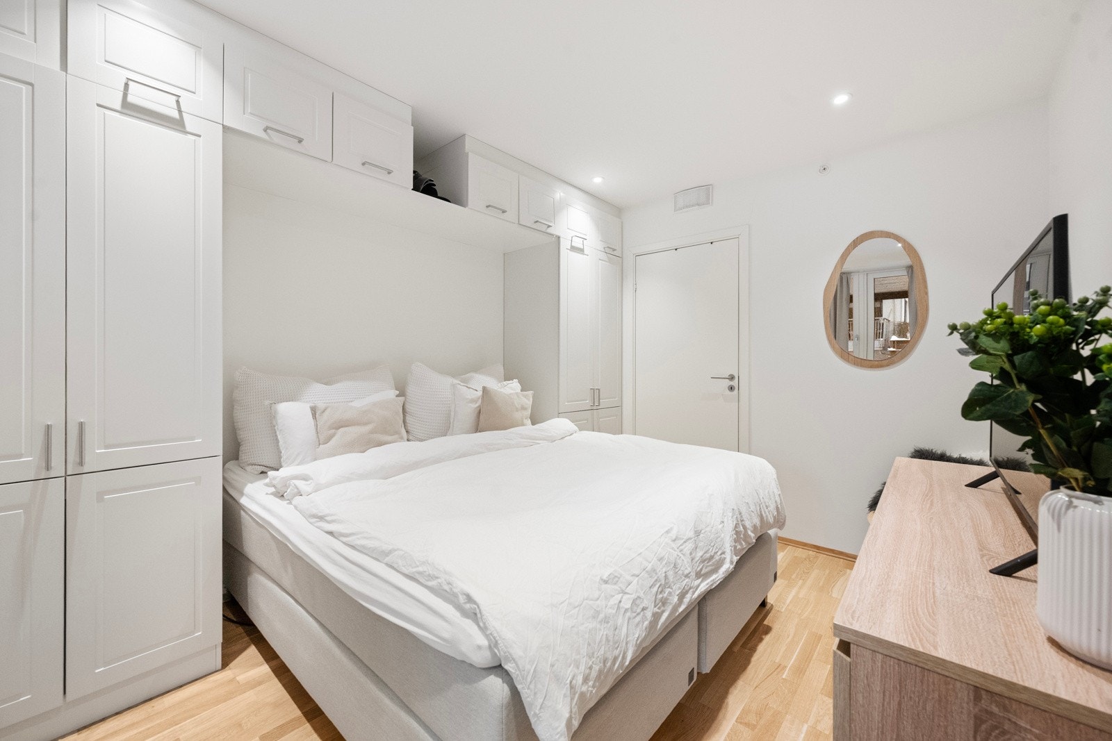 Soverom med god plass til dobbeltseng, samt rikelig med oppbevaringsplass. Galleribilde