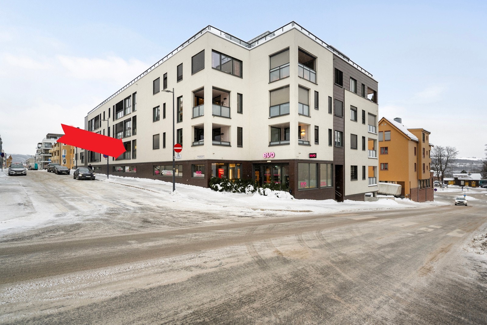 Her bor du bokstavelig talt midt i byen, med kort vei til alt du trenger i hverdagen - og mer til. Galleribilde