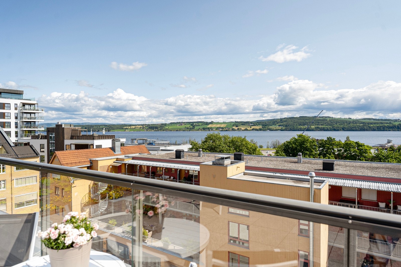 Dette er den perfekte leiligheten for deg som ønsker å bo lettstelt og urbant. Velkommen til visning! Galleribilde