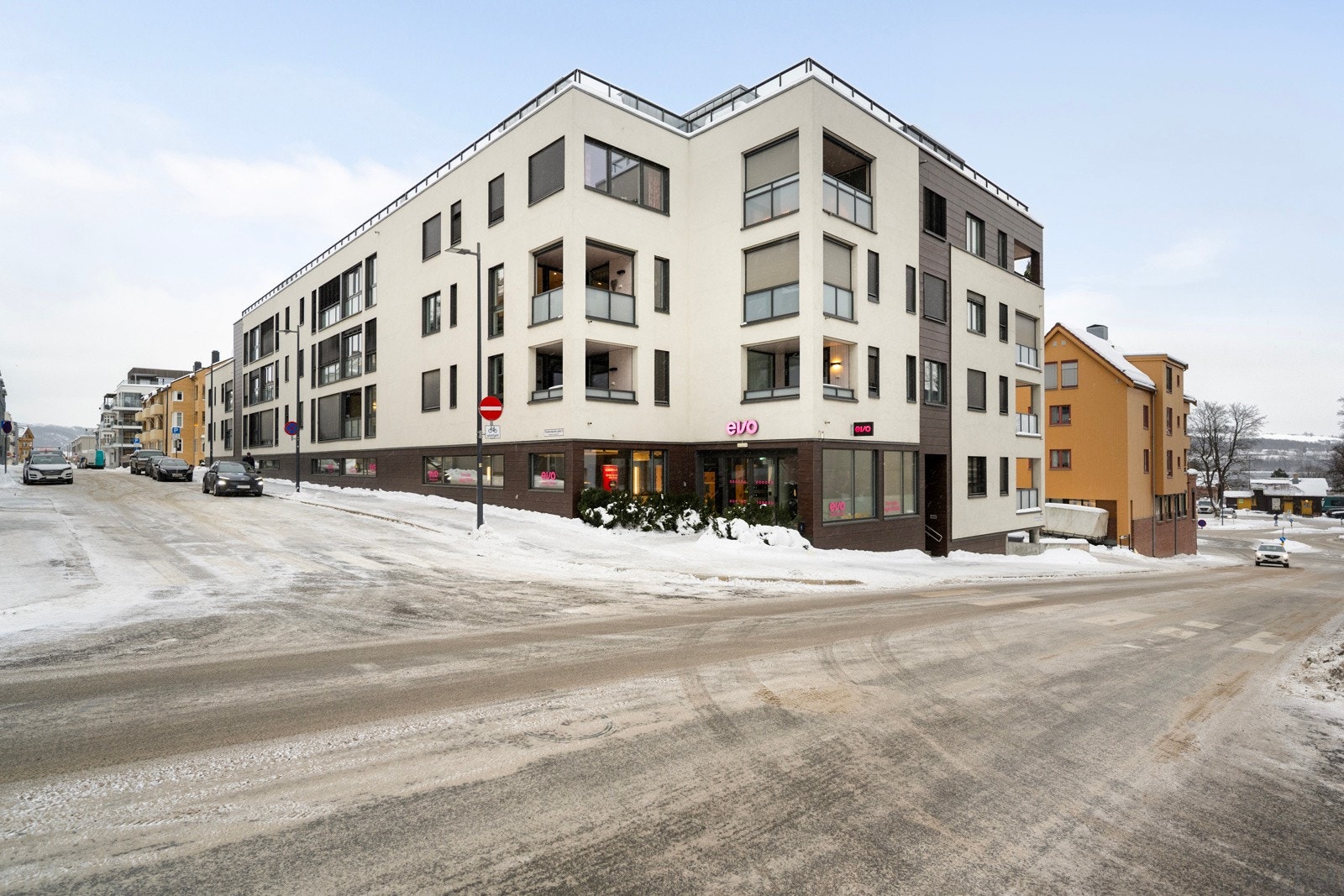 Praktiske fasiliteter som heis, livsløpsstandard og gode oppbevaringsmuligheter gjør boligen godt egnet for alle aldersgrupper. Galleribilde