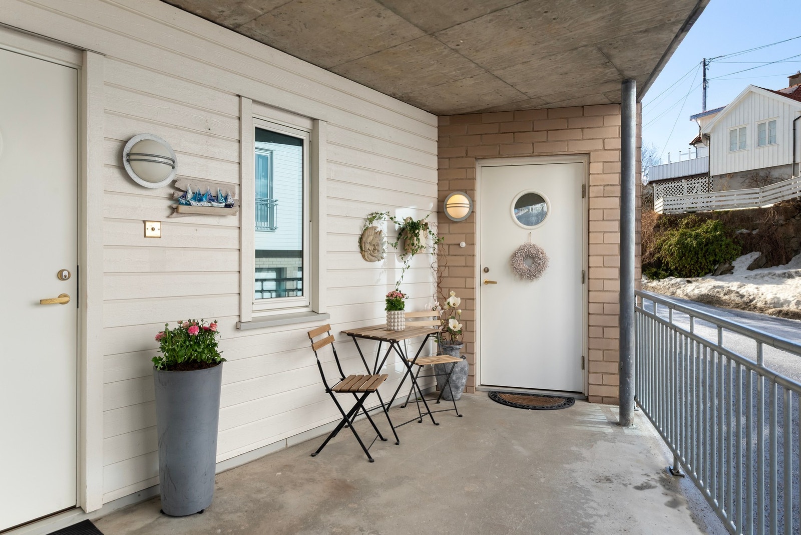 Inngangspartiet er lett tilgjengelig- lettstelt, ryddig og pent! Galleribilde